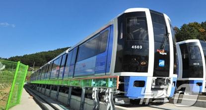 본문 이미지 - 부산도시철도 4호선 전동차.(부산교통공사 누리집 갈무리)