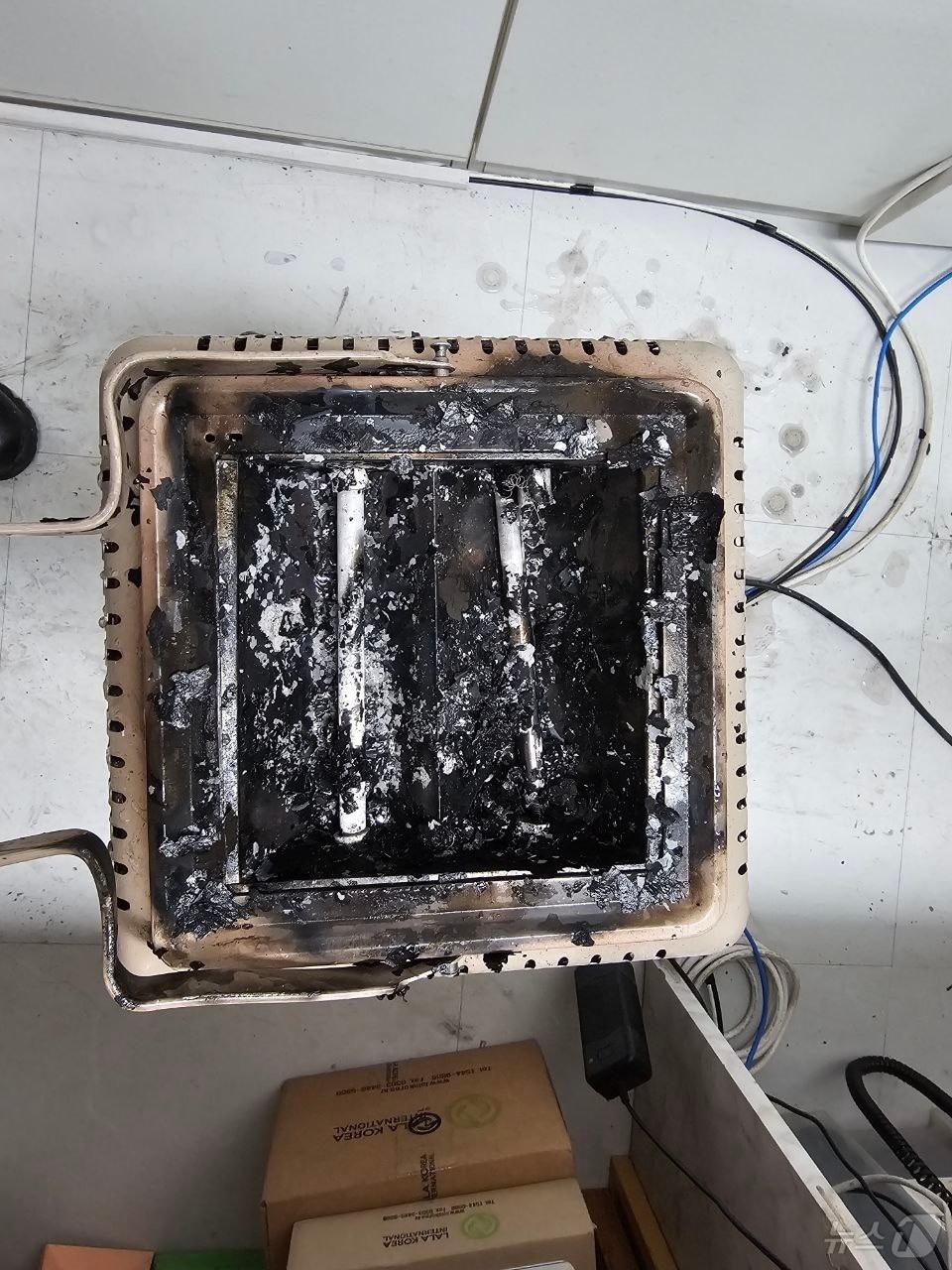 본문 이미지 - 화재가 발생한 전기난로(부천소방서 제공) / 뉴스1