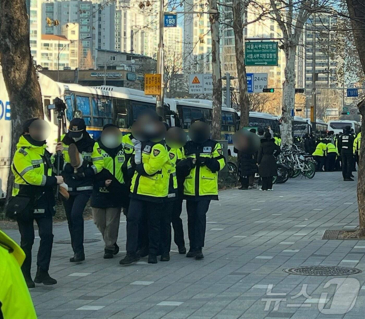 본문 이미지 - 18일 오후 9시쯤 서울서부지법 정문 앞에서 3차 해산 명령이 내려졌음에도 윤석열 대통령 지지자들이 해산하지 않자 경찰이 강제 해산 에 돌입한 모습. 2025.01.18