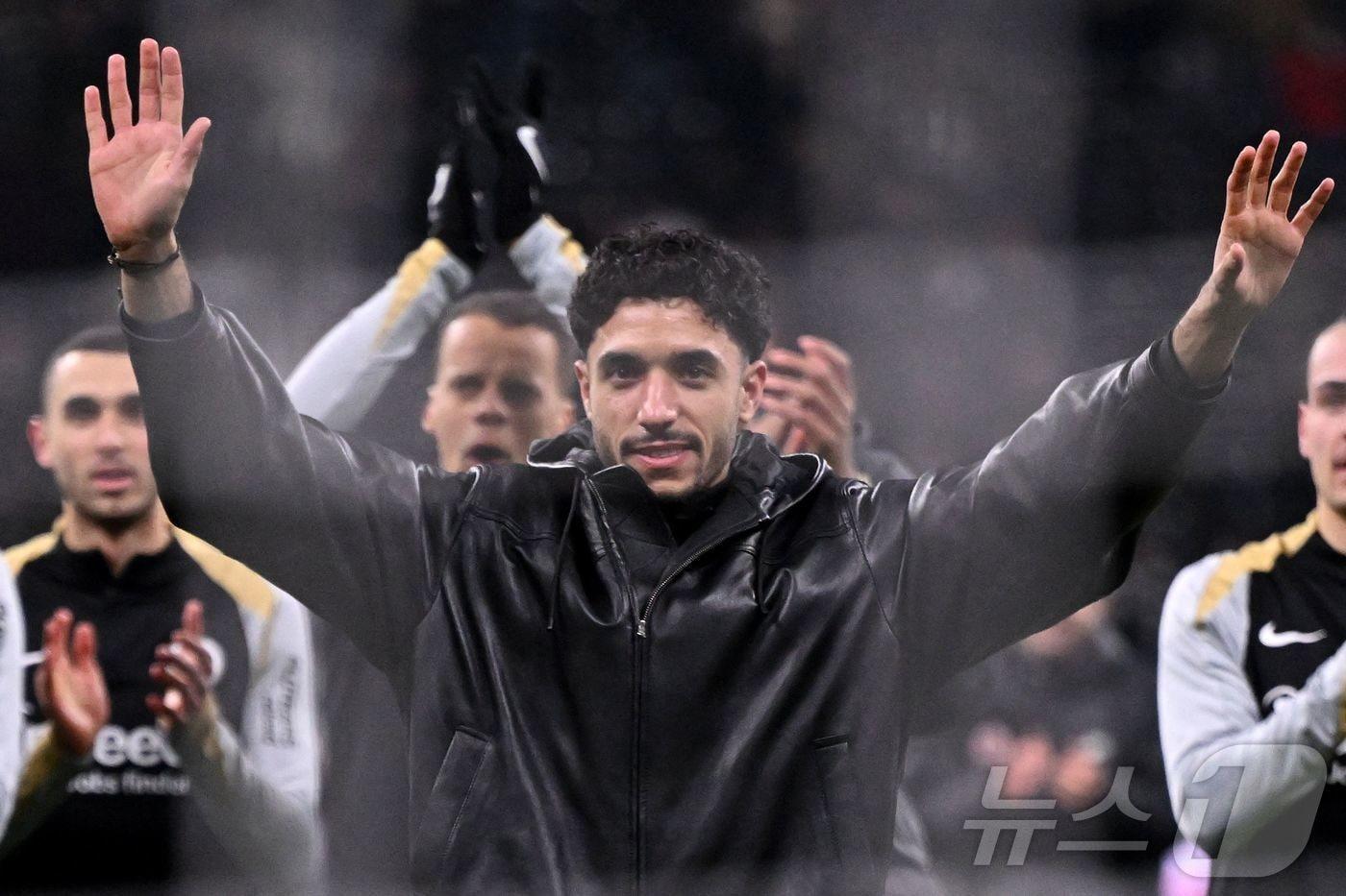 프랑크푸르트 홈팬들에게 작별 인사하는 오마르 마르무시. ⓒ AFP=뉴스1