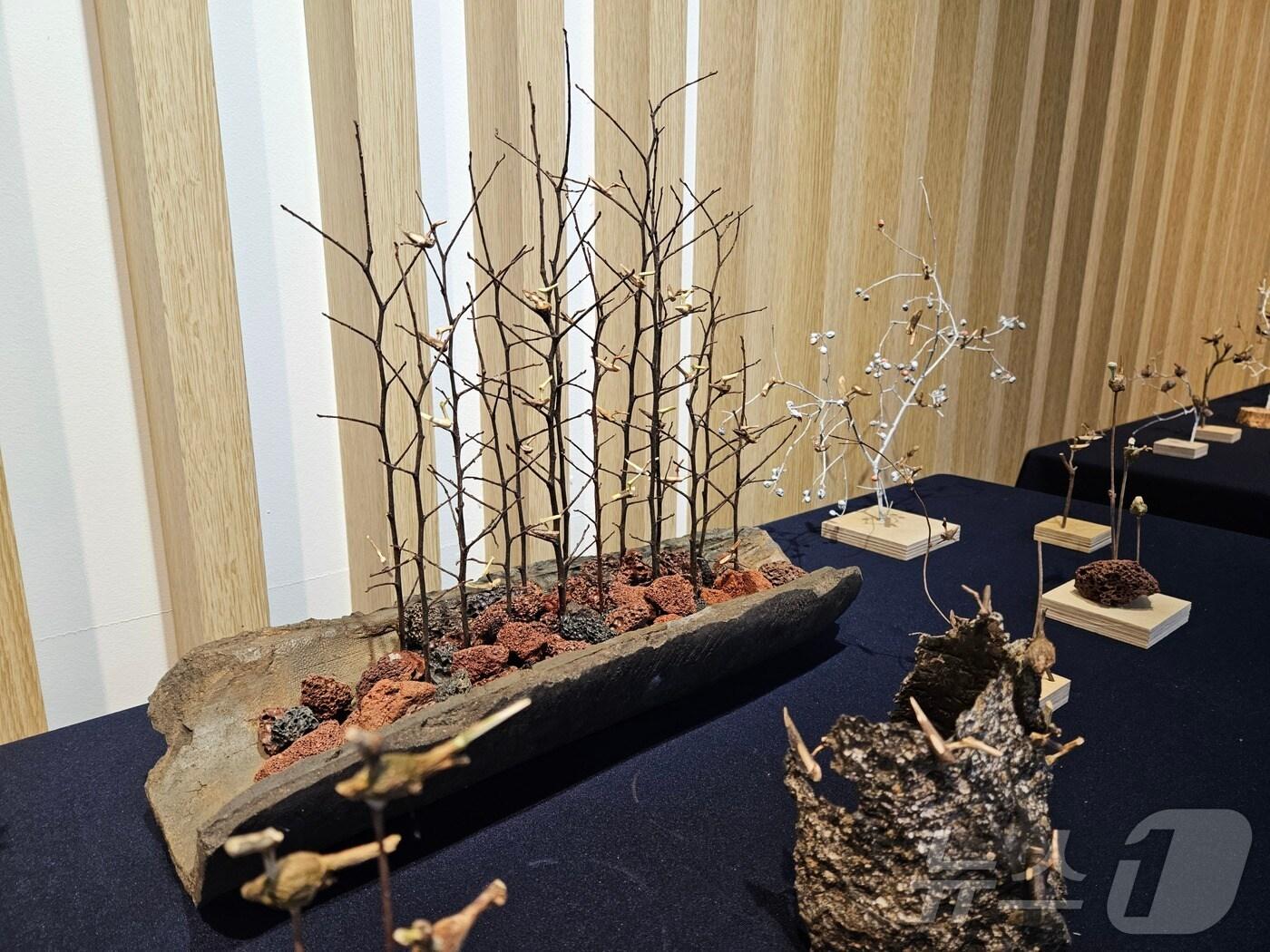 본문 이미지 - 오는 2월2일까지 구수산도서관에서 열리는 '이왕희 나무공예전'(행복북구문화재단 제공)