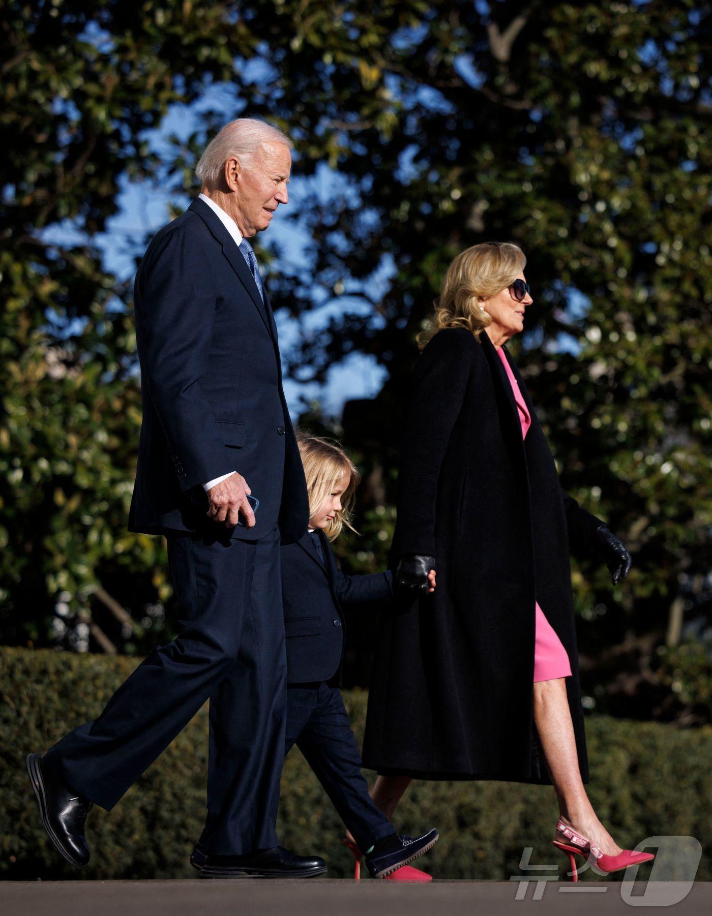본문 이미지 - 조 바이든 미국 대통령과 부인 질 바이든 여사, 손자 보가 17일 &#40;현지시간&#41; 앤드루스 합동 기지로 가기 위해 워싱턴 백악관을 나서고 있다. 2025.01.18 ⓒ AFP=뉴스1 ⓒ News1 우동명 기자