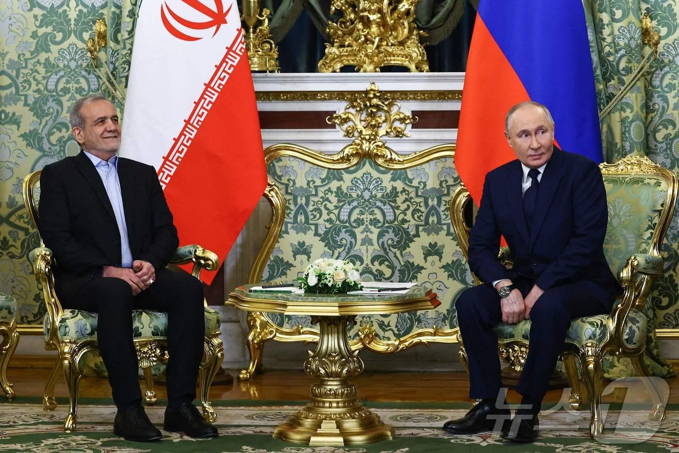 본문 이미지 - 블라디미르 푸틴 러시아 대통령(오른쪽)과 마수드 페제시키안 이란 대통령. 2025.01.18 ⓒ AFP=뉴스1