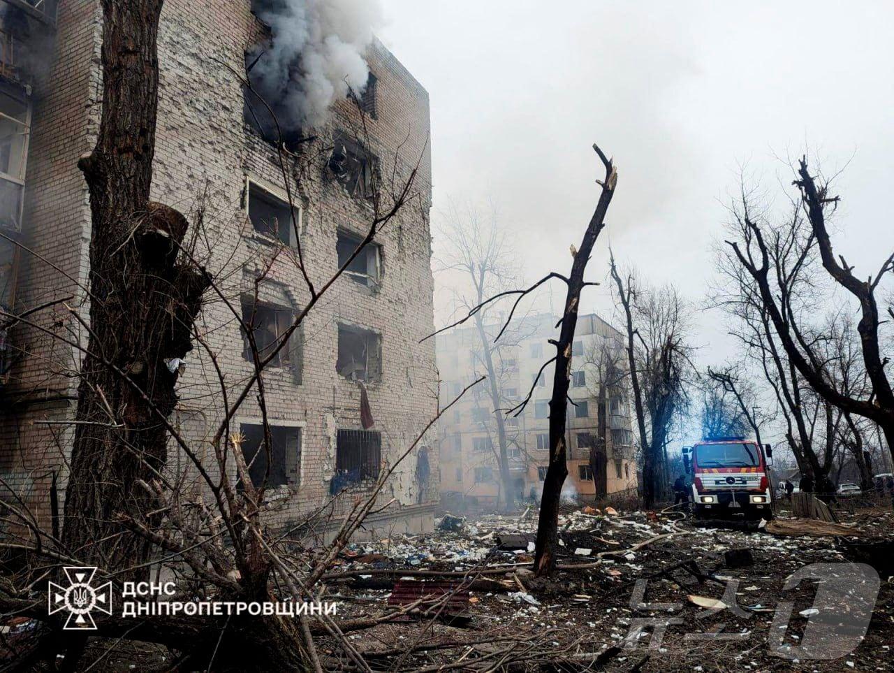 본문 이미지 - 17일 (현지시간) 우크라이나 크리비리흐에서 러시아 군의 미사일 포격을 받아 파괴된 주거 건물이 보인다. 2025.01.18 ⓒ 로이터=뉴스1 ⓒ News1 우동명 기자