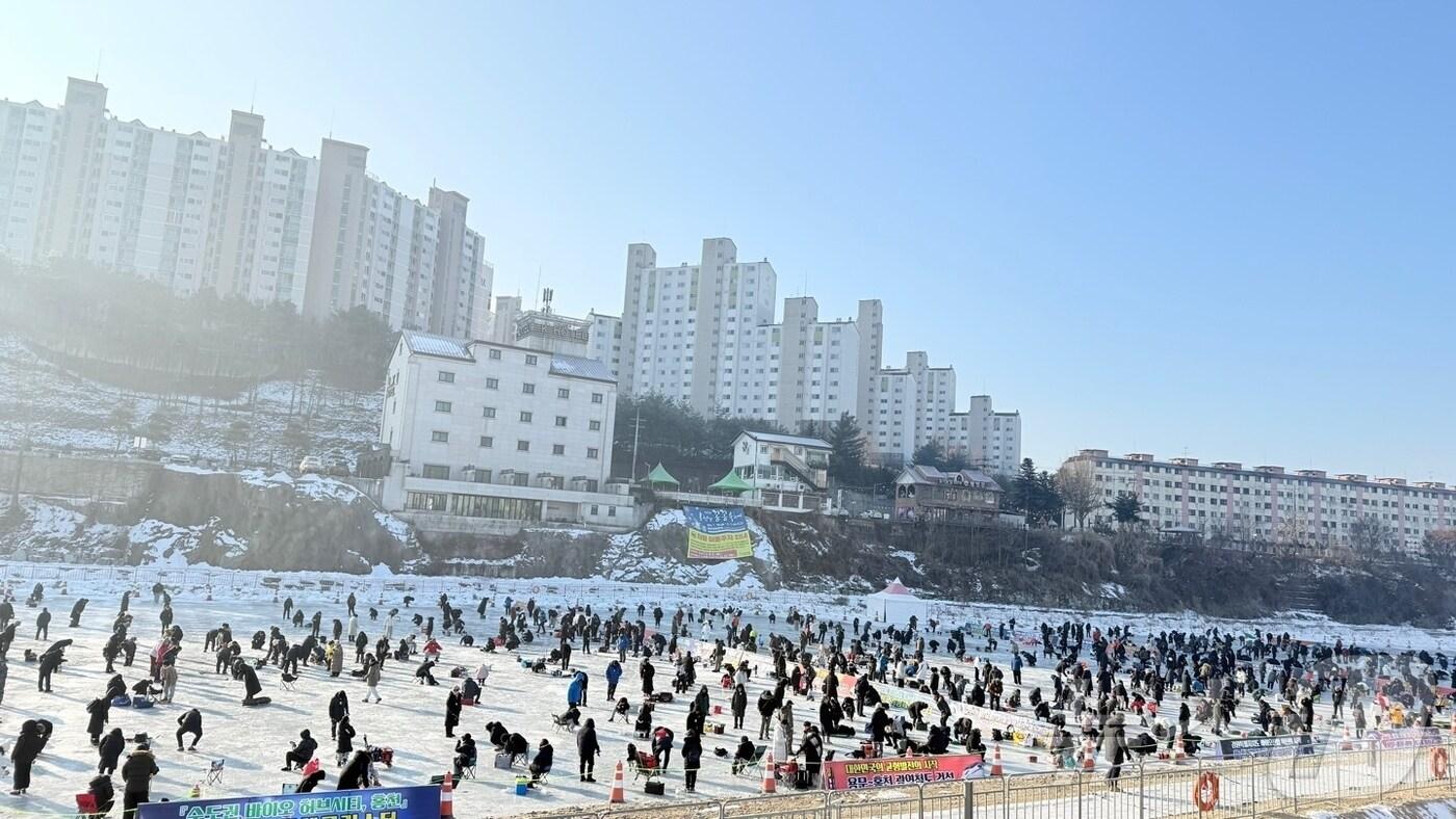 본문 이미지 - 강원 홍천의 대표적인 겨울축제인 홍천강 꽁꽁축제가 지난 1월 18일 개막했다. 올해로 13회째를 맞은 꽁꽁축제는 2월 1일까지 15일간 홍천읍 홍천강 일원에서 열렸다.(자료사진)/뉴스1 DB