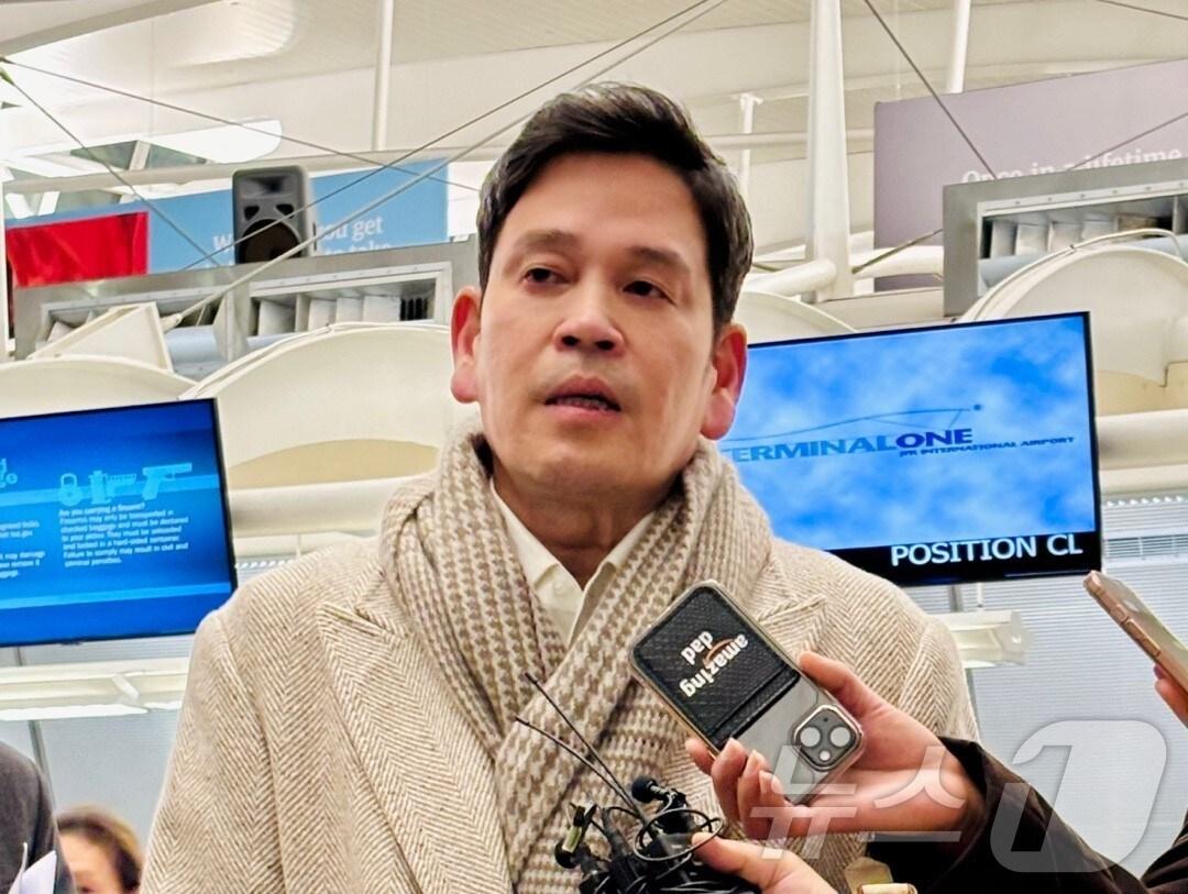 본문 이미지 - 오는 20일(현지시간) 예정인 도널드 트럼프 대통령 취임식에 참석하기 위해 미국을 찾은 정용진 신세계그룹 회장이 17일 뉴욕 JFK 국제공항에서 취재진 질문에 답하고 있다.