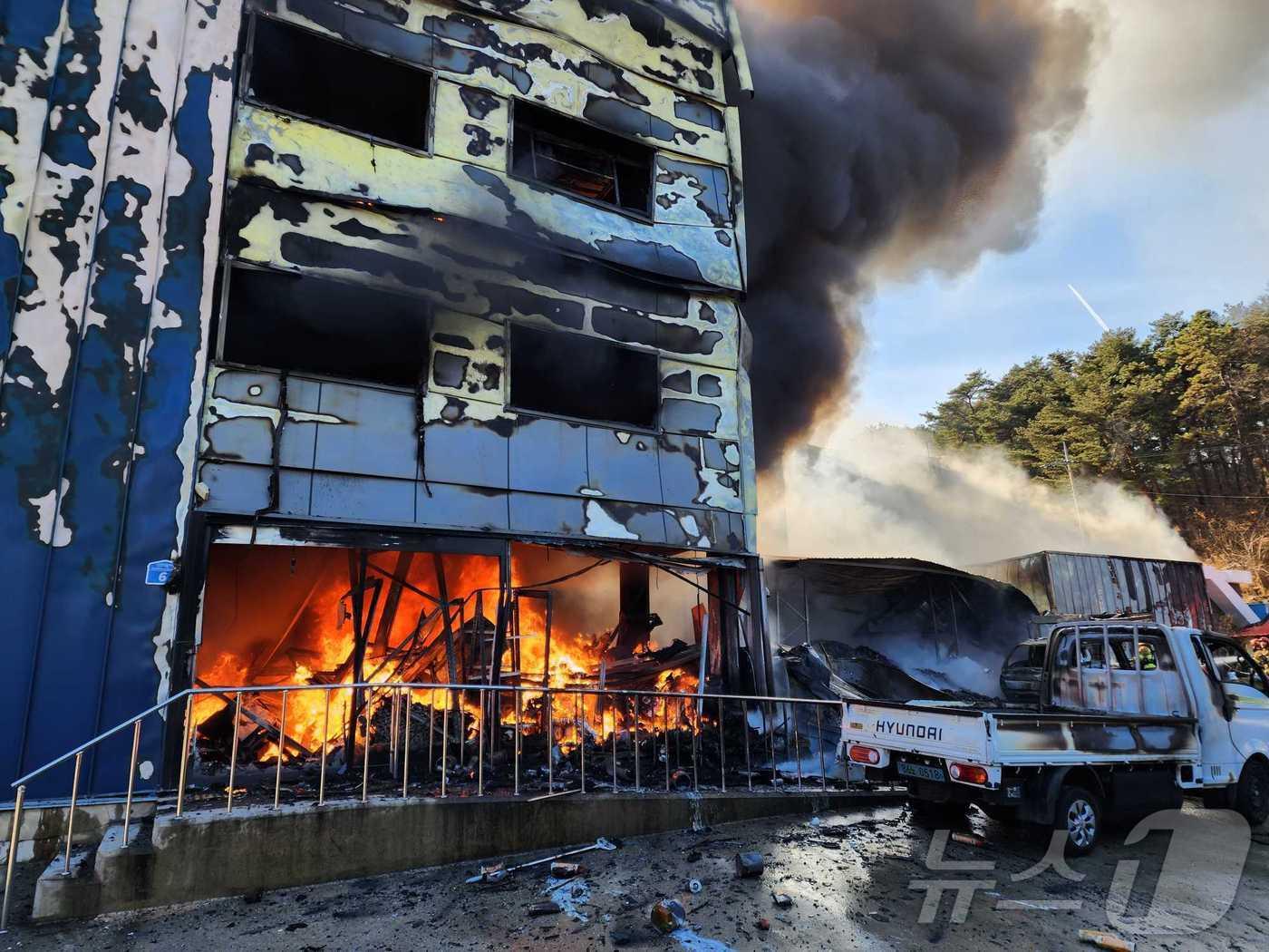 본문 이미지 - 18일 강원 강릉시 포남동 창고 화재 진화 현장.(강릉소방서 제공) 2025.1.18/뉴스1