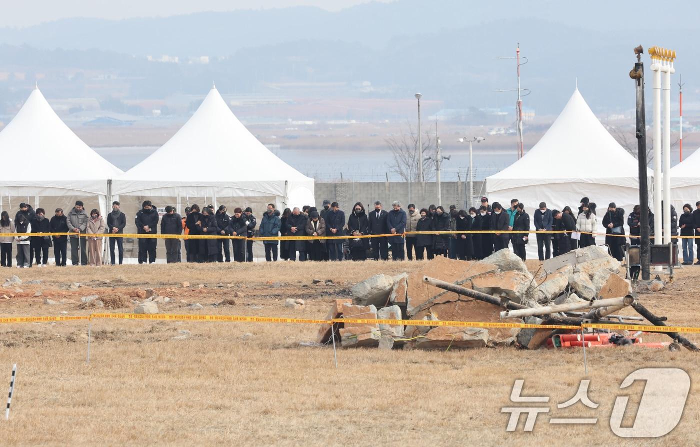 지난 1월 18일 전남 무안항공 2층 로비에서 열린 12.29 제주항공 여객기참사 합동 추모식을 마친 유가족과 정부, 당 관계자들이 사고 현장을 찾아 애도의 시간을 갖고 있다. 2025.1.18/뉴스1 ⓒ News1 김태성 기자