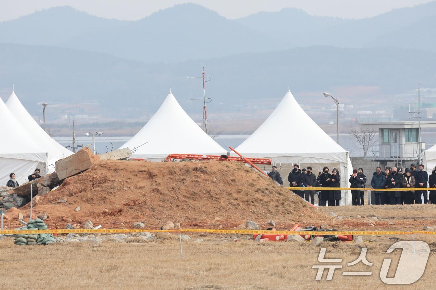 18일 전남 무안항공 2층 로비에서 열린 12.29 제주항공 여객기참사 합동 추모식을 마친 유가족과 정부, 당 관계자들이 사고 현장을 찾아 애도의 시간을 갖고 있다. 2025.1.18/뉴스1 ⓒ News1 김태성 기자