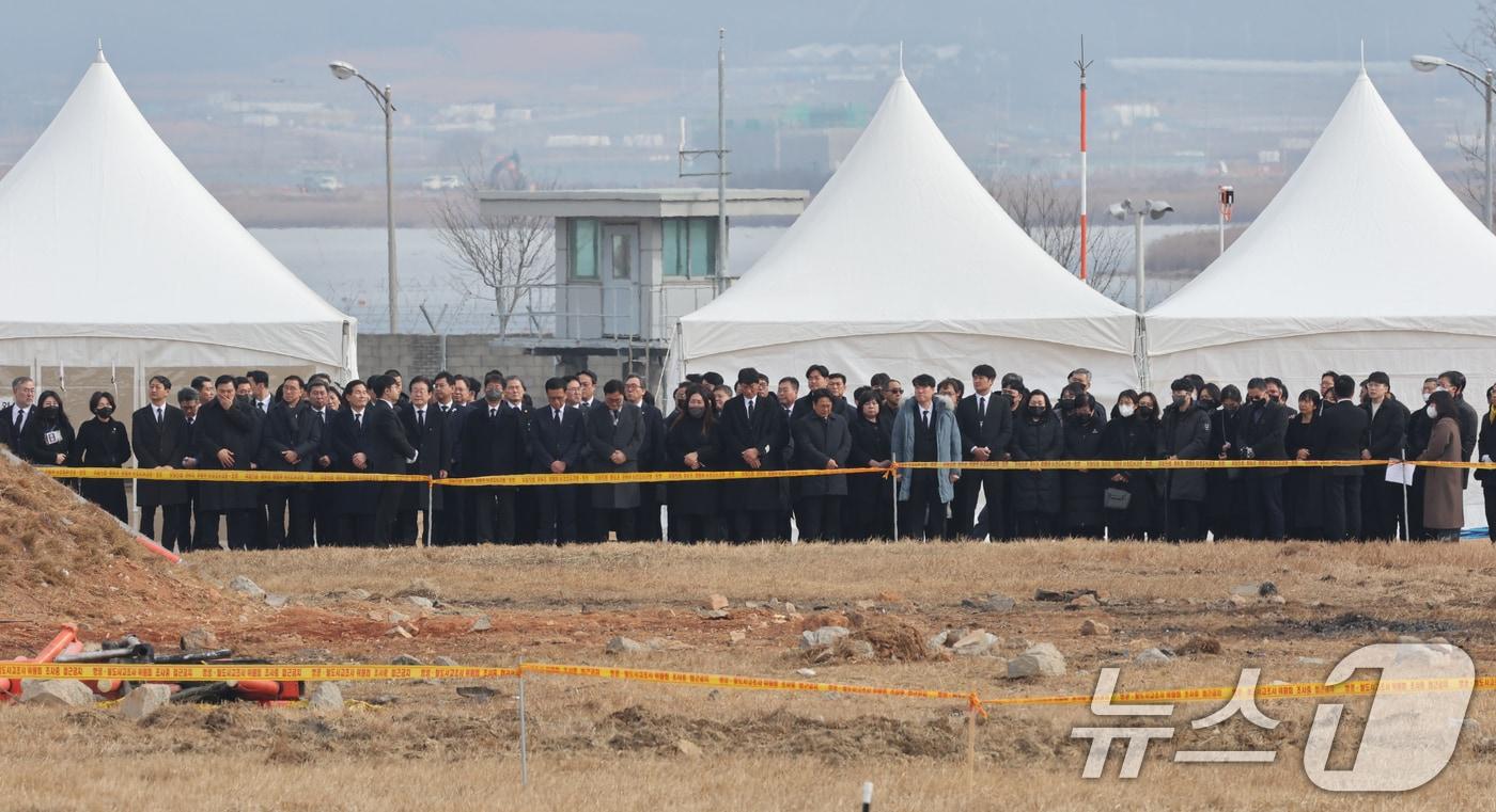 2024년 12월 29일 제주항공 여객기 참사 합동 추모식 후, 유가족과 정부·당 관계자들이 사고 현장을 찾아 애도하고 있는 모습./뉴스1 ⓒ News1 김태성 기자