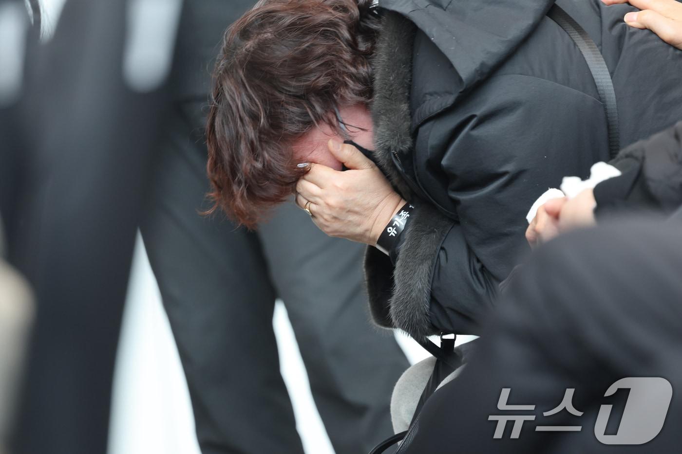 18일 전남 무안공항 2층 로비에서 열린 12.29 제주항공 여객기 참사 합동 추모식에서 한 유가족이 추모영상을 본 후 눈물을 흘리고 있다. 2025.1.18/뉴스1 ⓒ News1 김태성 기자