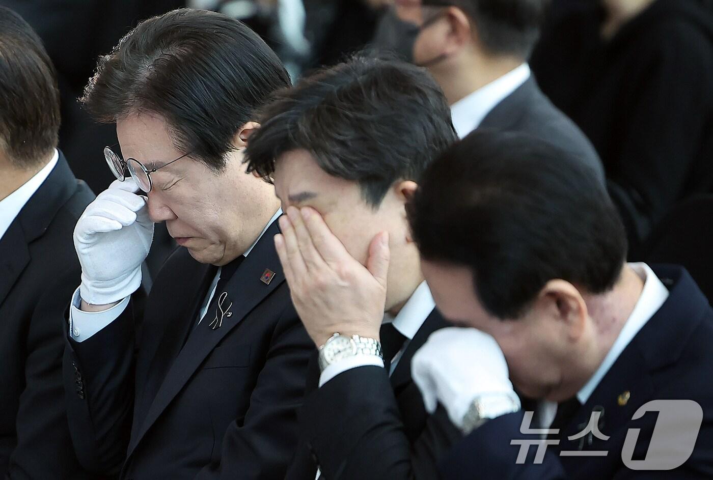 이재명 더불어민주당 대표&#40;왼쪽부터&#41;, 권성동 국민의힘 원내대표, 김영록 전남도지사가 18일 오전 전남 무안국제공항에서 열린 12·29 제주항공 여객기 참사 희생자 합동 추모식에 참석해 눈물을 닦고 있다. 2025.1.18/뉴스1 ⓒ News1 김진환 기자