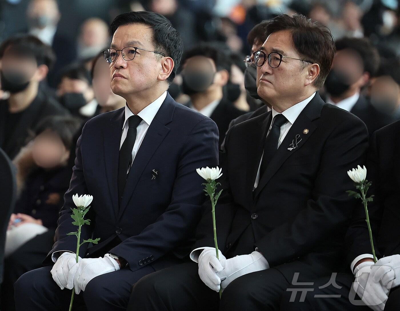 본문 이미지 - 최상목 대통령 권한대행 부총리 겸 기획재정부 장관(왼쪽)과 우원식 국회의장이 18일 오전 전남 무안국제공항에서 열린 12·29 제주항공 여객기 참사 희생자 합동 추모식에 참석해 헌화를 준비하고 있다. 2025.1.18/뉴스1 ⓒ News1 김진환 기자