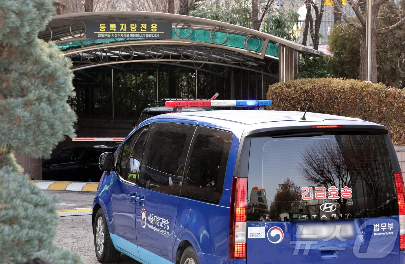 내란 우두머리 혐의로 체포돼 영장실질심사를 받는 윤석열 대통령이 탑승한 호송차량이 18일 오후 서울 마포구 서울서부지방법원에 도착해 지하주차장으로 향하고 있다. 윤 대통령은 서부지법 입구에 마련된 포토라인엔 서지 않고 지하주차장을 통해 법정으로 들어갔다.&#40;공동취재&#41; 2025.1.18/뉴스1 ⓒ News1 민경석 기자