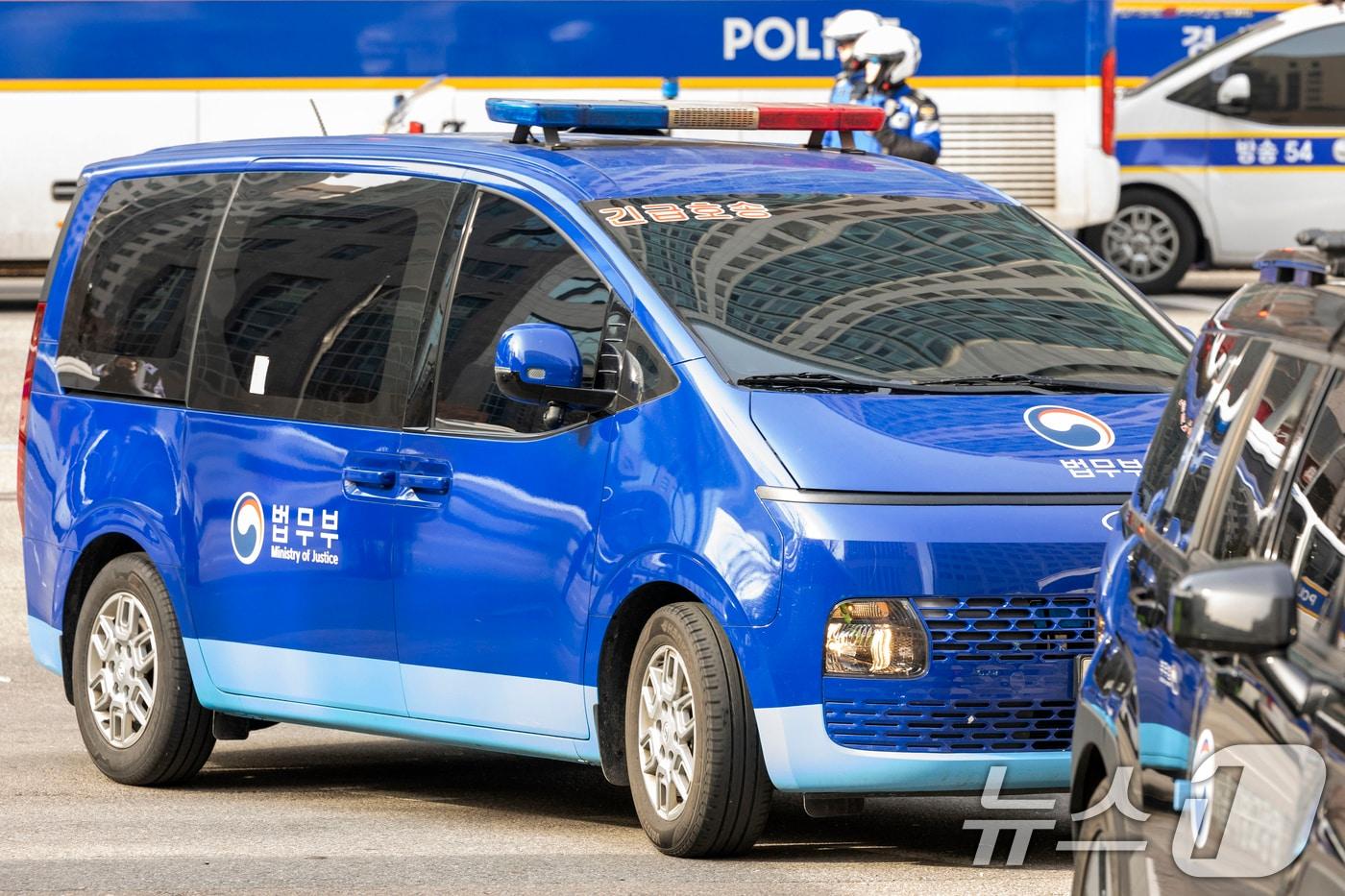 내란 우두머리 혐의로 체포돼 영장실질심사를 받는 윤석열 대통령이 탑승한 호송차량이 18일 오후 서울 마포구 서울서부지방법원에 도착하고 있다. 윤 대통령은 서부지법 입구에 마련된 포토라인엔 서지 않고 지하주차장을 통해 법정으로 들어갔다.&#40;공동취재&#41; 2025.1.18/뉴스1 ⓒ News1 민경석 기자