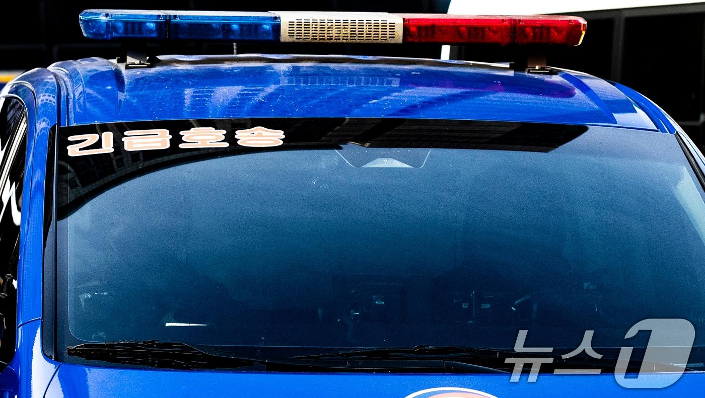 본문 이미지 - 내란 우두머리 혐의로 체포돼 영장실질심사를 받는 윤석열 대통령이 탑승한 호송차량이 18일 오후 서울 마포구 서울서부지방법원에 도착해 지하주차장으로 향하고 있다. 윤 대통령은 서부지법 입구에 마련된 포토라인엔 서지 않고 지하주차장을 통해 법정으로 들어갔다.(공동취재) 2025.1.18/뉴스1 ⓒ News1 민경석 기자