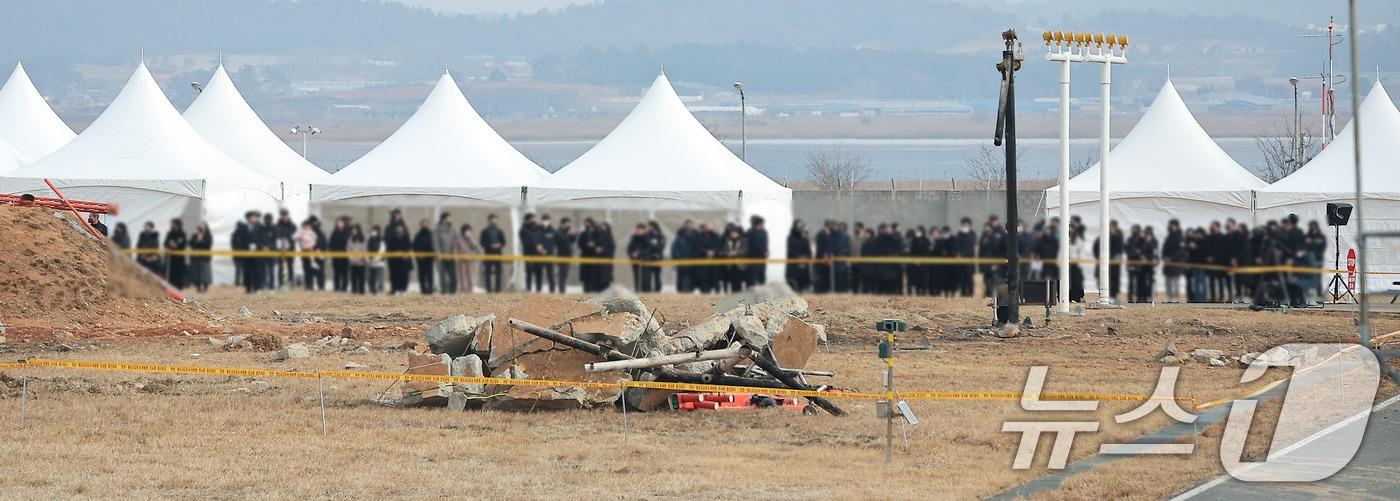 12·29 제주항공 여객기 참사 희생자 유가족들이 지난 1월 18일 전남 무안국제공항에서 열린 합동 추모식을 마친 뒤 사고 현장을 찾아 희생자들을 애도하고 있다. 2025.1.18/뉴스1 ⓒ News1 김진환 기자