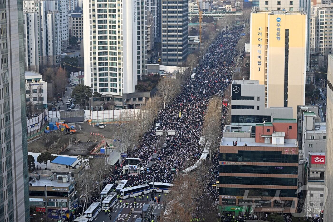 내란 우두머리 혐의로 체포된 윤석열 대통령의 구속 전 피의자 심문&#40;영장실질심사&#41;이 열린 18일 서울 마포구 서울서부지방법원 앞에서 윤 대통령 지지자들이 집회를 이어가고 있다.&#40;공동취재&#41; 2025.1.18/뉴스1 ⓒ News1 민경석 기자