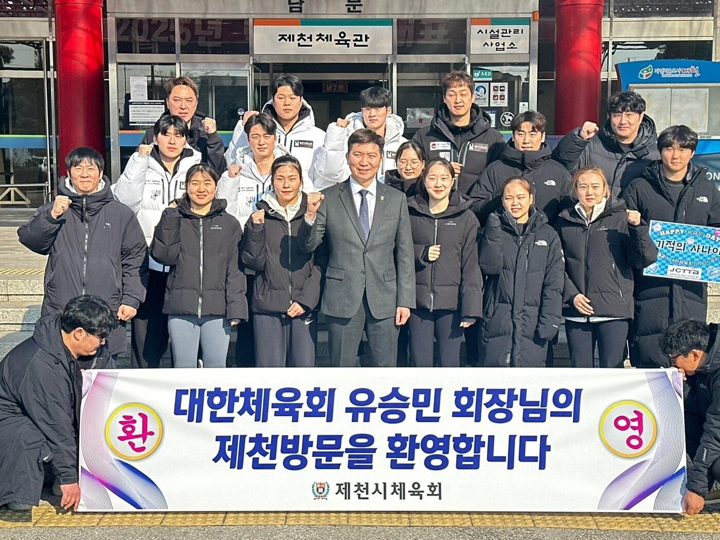 본문 이미지 - 충북 제천에서 열린 2025 탁구 국가대표 선발전에 방문한 유승민 대한체육회장 당선인. (유승민 대한체육회장 당선인측 제공)