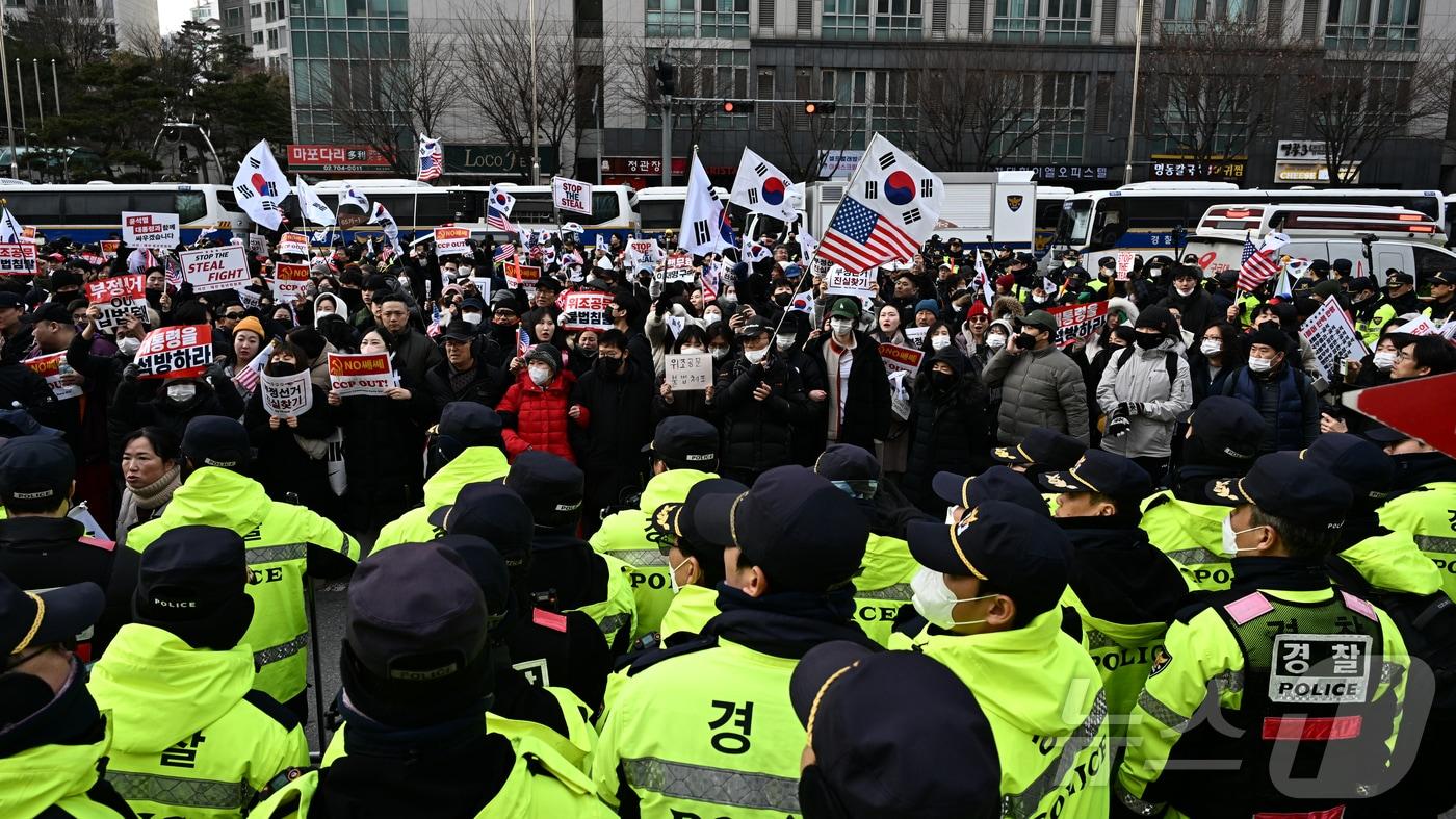 내란 우두머리 혐의로 체포된 윤석열 대통령의 구속 전 피의자 심문(영장실질심사)이 열린 18일 서울 마포구 서울서부지방법원 앞에서 윤 대통령 지지자들이 규탄 집회를 하고 있다.(공동취재) 2025.1.18/뉴스1 ⓒ News1 민경석 기자