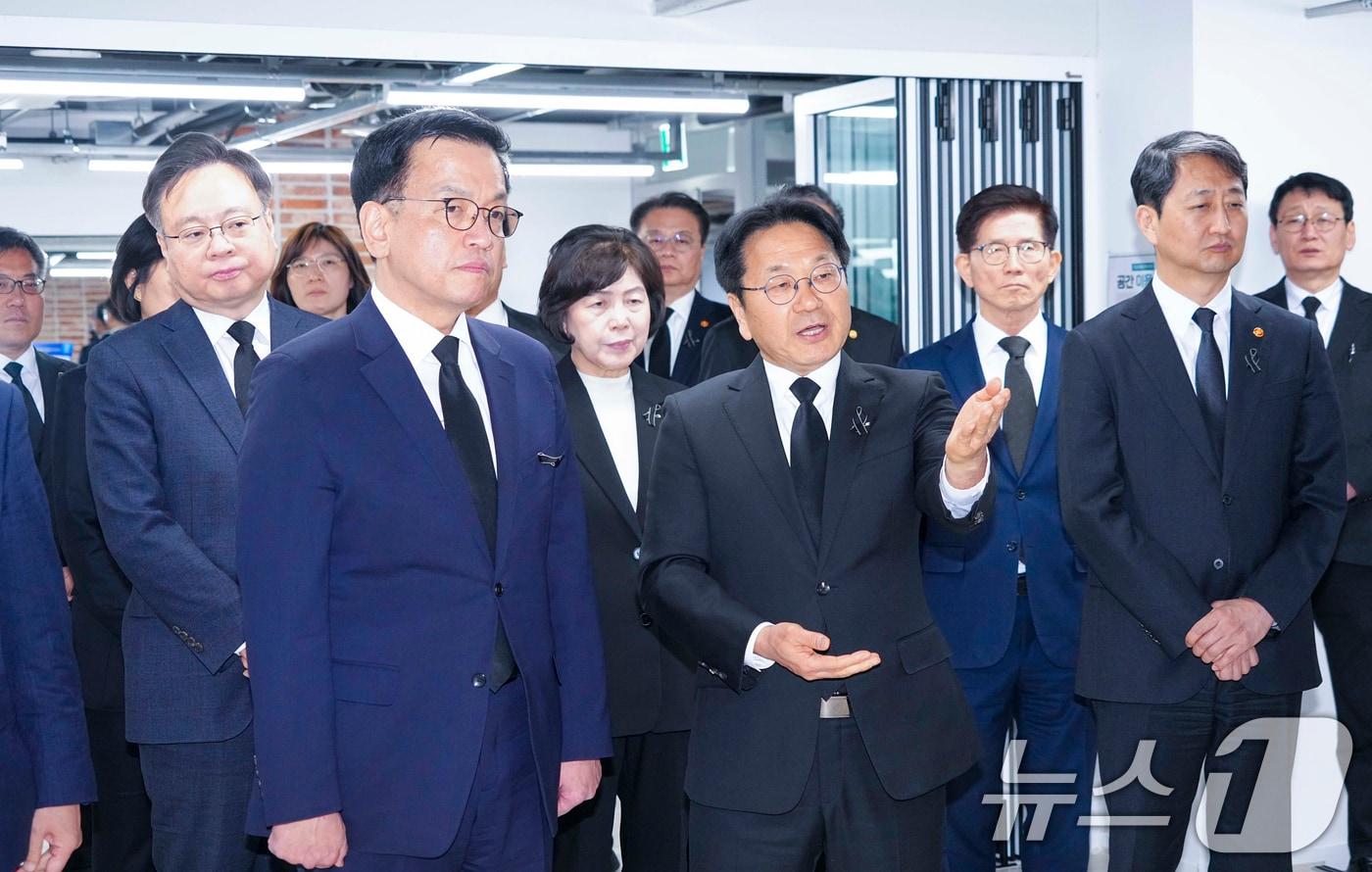 강기정 광주시장이 18일 오후 광주 동구 전일빌딩245에서 최상목 권한대행에게 제주항공 여객기 참사 희생자 유가족과 사회재난 피해자들의 자조공간인 ‘1229 마음센터&#39;&#40;가칭&#41; 조성을 위한 국비 지원과 특별법 제정을 건의하고 있다.&#40;광주시 제공&#41;2025.1.18/뉴스1 