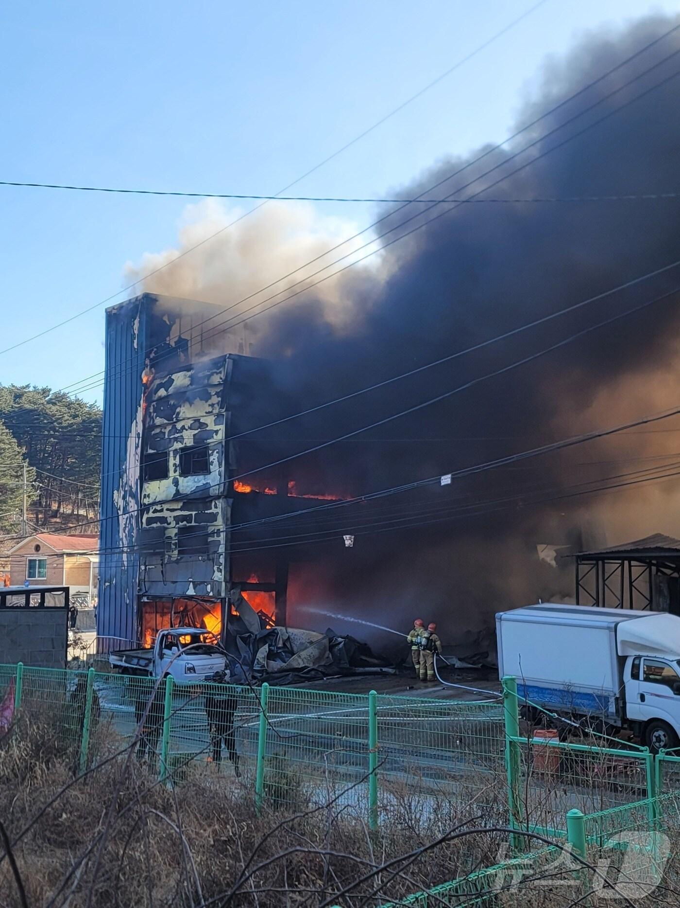 본문 이미지 - 18일 강원 강릉시 포남동 창고 화재 진화 현장.(산림청 제공) 2025.1.18/뉴스1