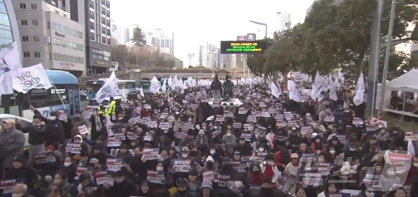 18일 오후 부산 부산진구에서 탄핵반대·국정마비 규탄 부울경 국민대회가 진행되고 있다.&#40;유튜브 세이브코리아 생중계 갈무리&#41;