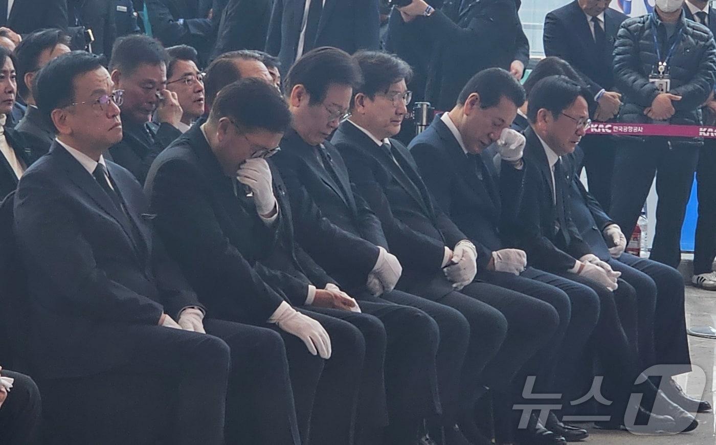 18일 오전 무안공항에서 열린 제주항공 여객기 참사 합동추모식에서 흐느끼는 우원식 국회의장과 김영록 전남지사, 강기정 광주시장.2025.1.18./뉴스1 ⓒ News1 서충섭 기자