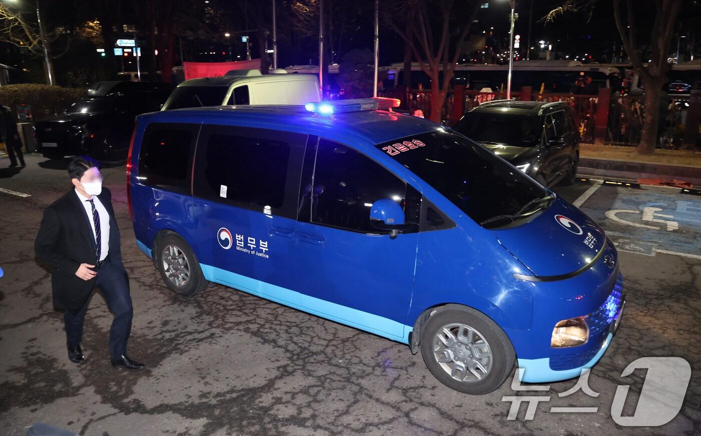 본문 이미지 - 내란 우두머리 혐의로 체포된 윤석열 대통령이 18일 오후 서울 마포구 서울서부지방법원에서 영장실질심사를 받았다. 윤 대통령에 대한 영장심사가 끝난 뒤 호송차량을 비롯한 경호차량들이 법원을 빠져나가고 있다.(공동취재) 2025.1.18/뉴스1 ⓒ News1 민경석 기자