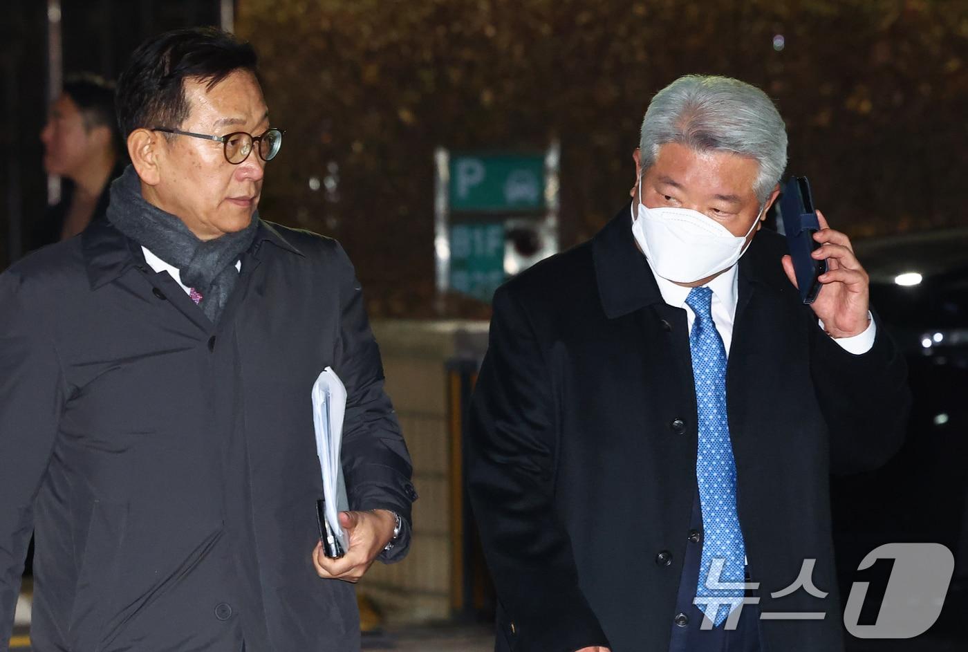 내란 우두머리 혐의로 체포된 윤석열 대통령의 법률대리인 김홍일(오른쪽)·석동현 변호사가 18일 오후 서울 마포구 서울서부지방법원에서 열린 윤 대통령에 대한 영장실질심사가 종료된 뒤 법원을 떠나고 있다.(공동취재) 2025.1.18/뉴스1 ⓒ News1 민경석 기자