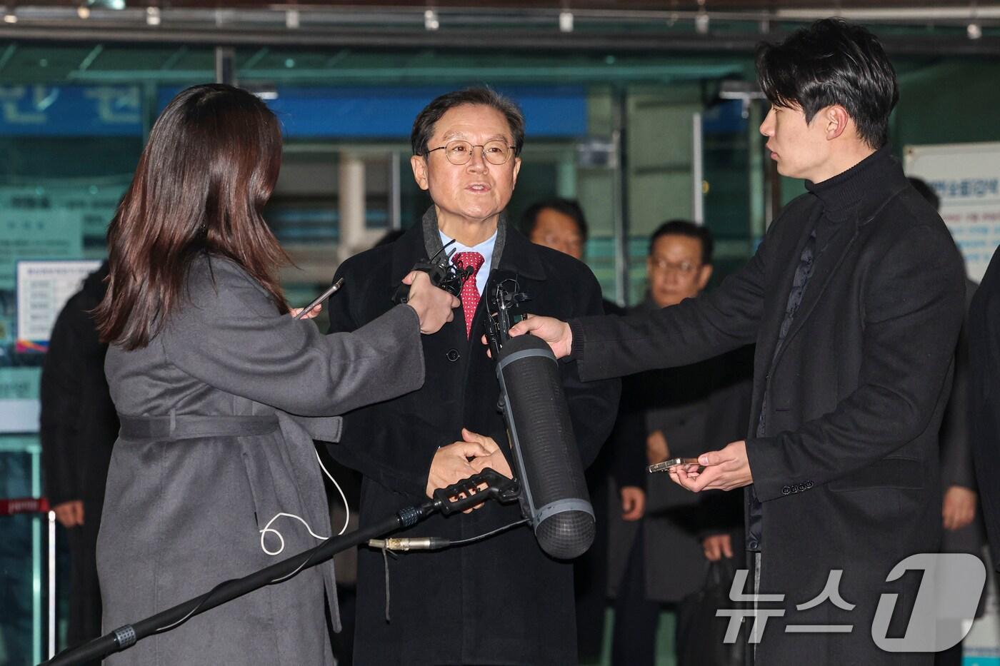 내란 우두머리 혐의로 체포된 윤석열 대통령의 법률대리인 윤갑근 변호사가 18일 오후 서울 마포구 서울서부지방법원에서 열린 윤 대통령에 대한 영장실질심사가 종료된 뒤 법원을 떠나며 취재진의 질문에 답하고 있다.(공동취재) 2025.1.18/뉴스1 ⓒ News1 민경석 기자