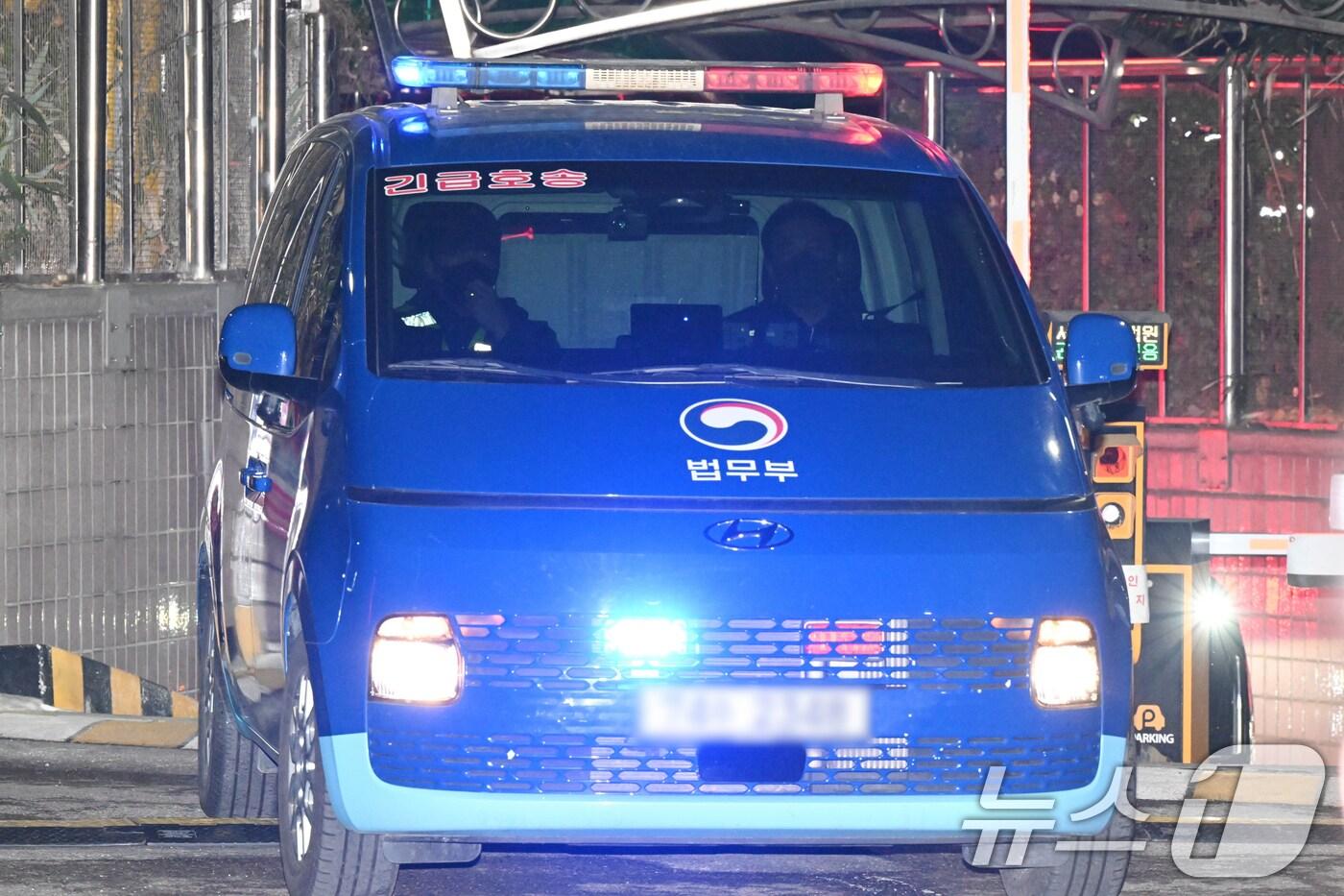 내란 우두머리 혐의로 체포된 윤석열 대통령이 18일 오후 서울 마포구 서울서부지방법원에서 영장실질심사를 받았다. 윤 대통령에 대한 영장심사가 끝난 뒤 호송차량을 비롯한 경호차량들이 법원을 빠져나가고 있다.(공동취재) 2025.1.18/뉴스1 ⓒ News1 민경석 기자