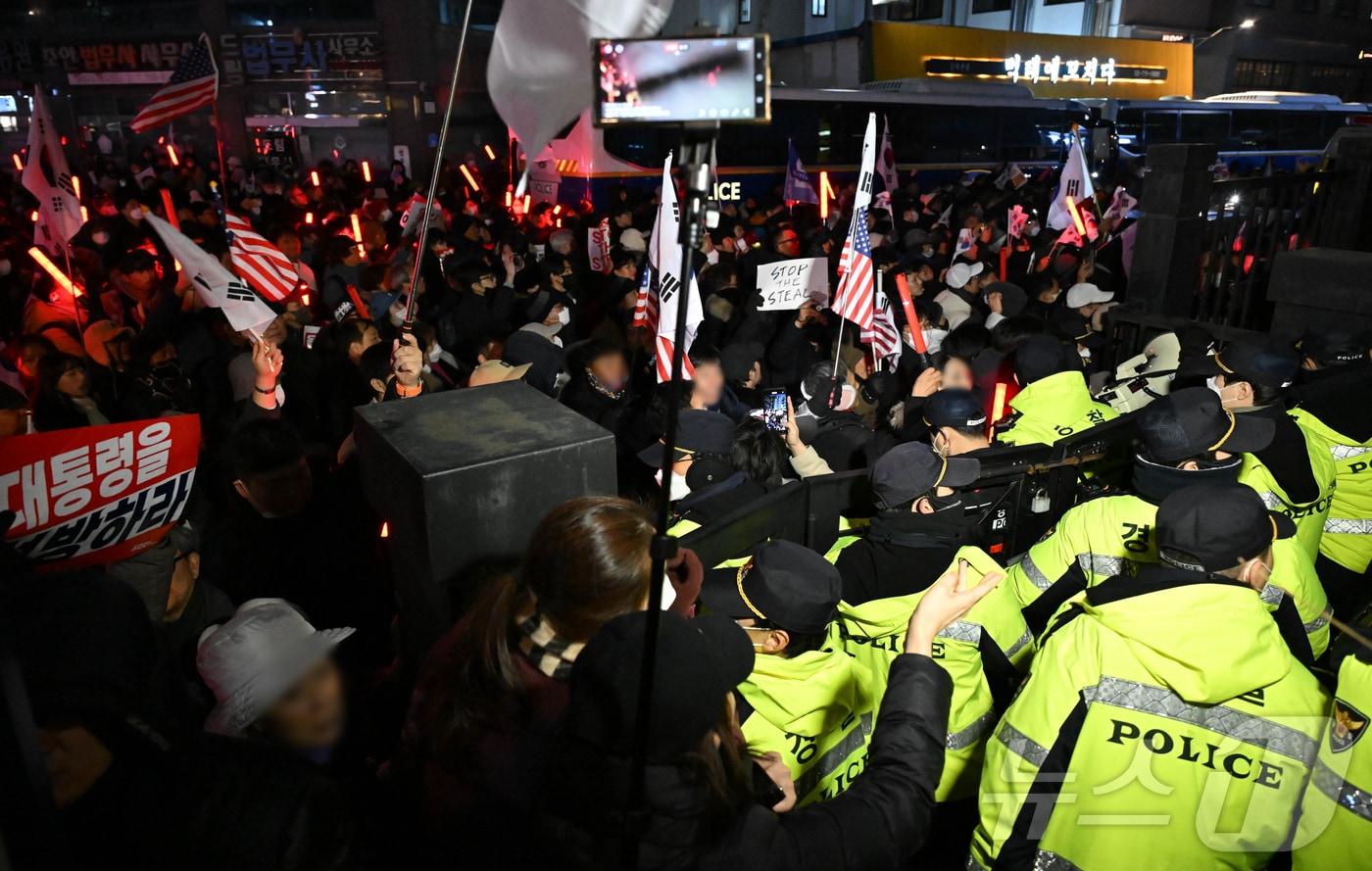 18일 오후 서울 마포구 서울서부지방법원에서 윤석열  대통령의 지지자들이 법원 담장에 가까이 붙어 규탄 집회를 하고 있다.&#40;공동취재&#41; 2025.1.18/뉴스1 ⓒ News1 민경석 기자