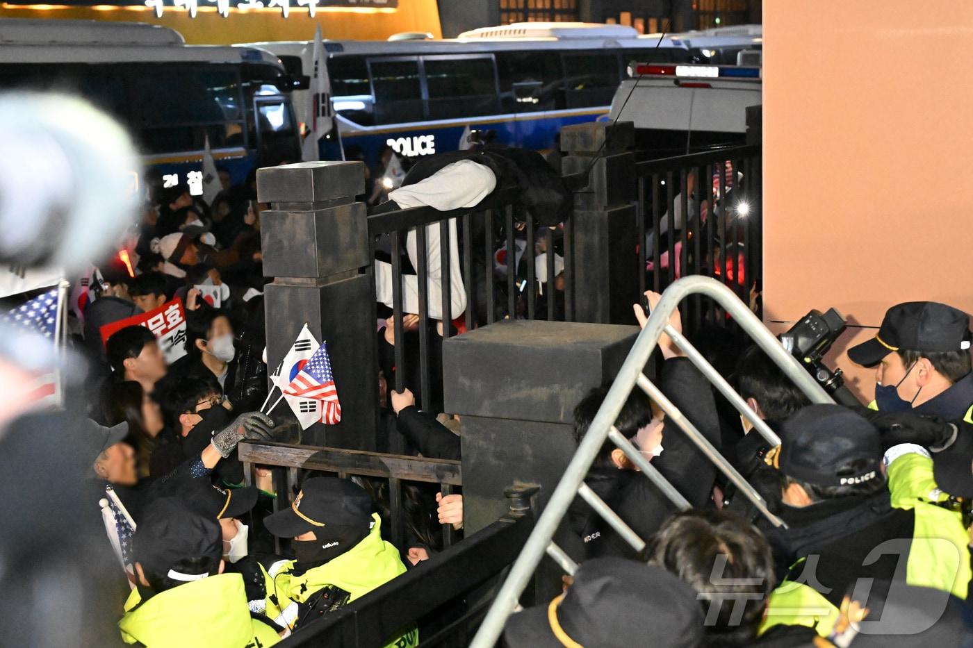 내란 우두머리 혐의로 체포된 윤석열 대통령의 영장실질심사가 열린 18일 오후 서울 마포구 서울서부지방법원에서 윤 대통령의 지지자들이 법원 담장에 가까이 붙어 규탄 집회를 하고 있다.&#40;공동취재&#41; 2025.1.18/뉴스1 ⓒ News1 민경석 기자