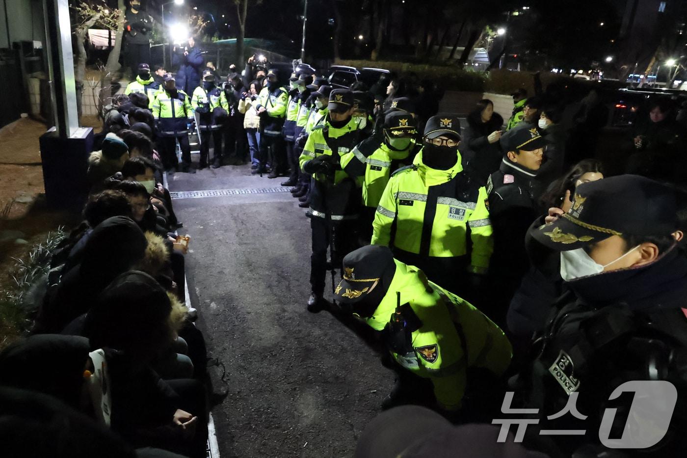 내란 우두머리 혐의로 체포된 윤석열 대통령의 영장실질심사가 열린 18일 오후 서울 마포구 서울서부지방법원에서 윤 대통령의 석방을 촉구하며 법원 담장을 넘어 들어온 청년들이 경찰에 붙잡혀 있다.(공동취재) 2025.1.18/뉴스1 ⓒ News1 민경석 기자