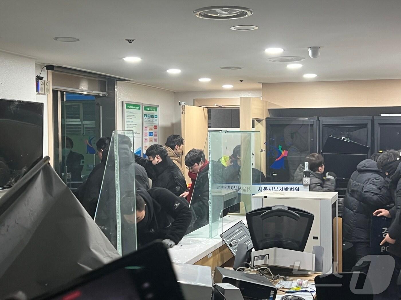 본문 이미지 - 19일 오전 3시쯤 윤석열 대통령에 대한 구속영장 발부 직후 서울서부지법에 지지자들이 진입해 난동을 부리고 있다. 2025.1.19/뉴스1 ⓒ News1 김민수 기자