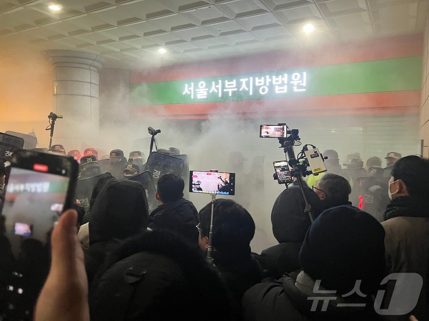 본문 이미지 - 19일 오전 3시쯤 윤석열 대통령에 대한 구속영장 발부 직후 서울서부지법에 지지자들이 진입해 난동을 부리고 있다. 2025.1.19/뉴스1 ⓒ News1 김민수 기자