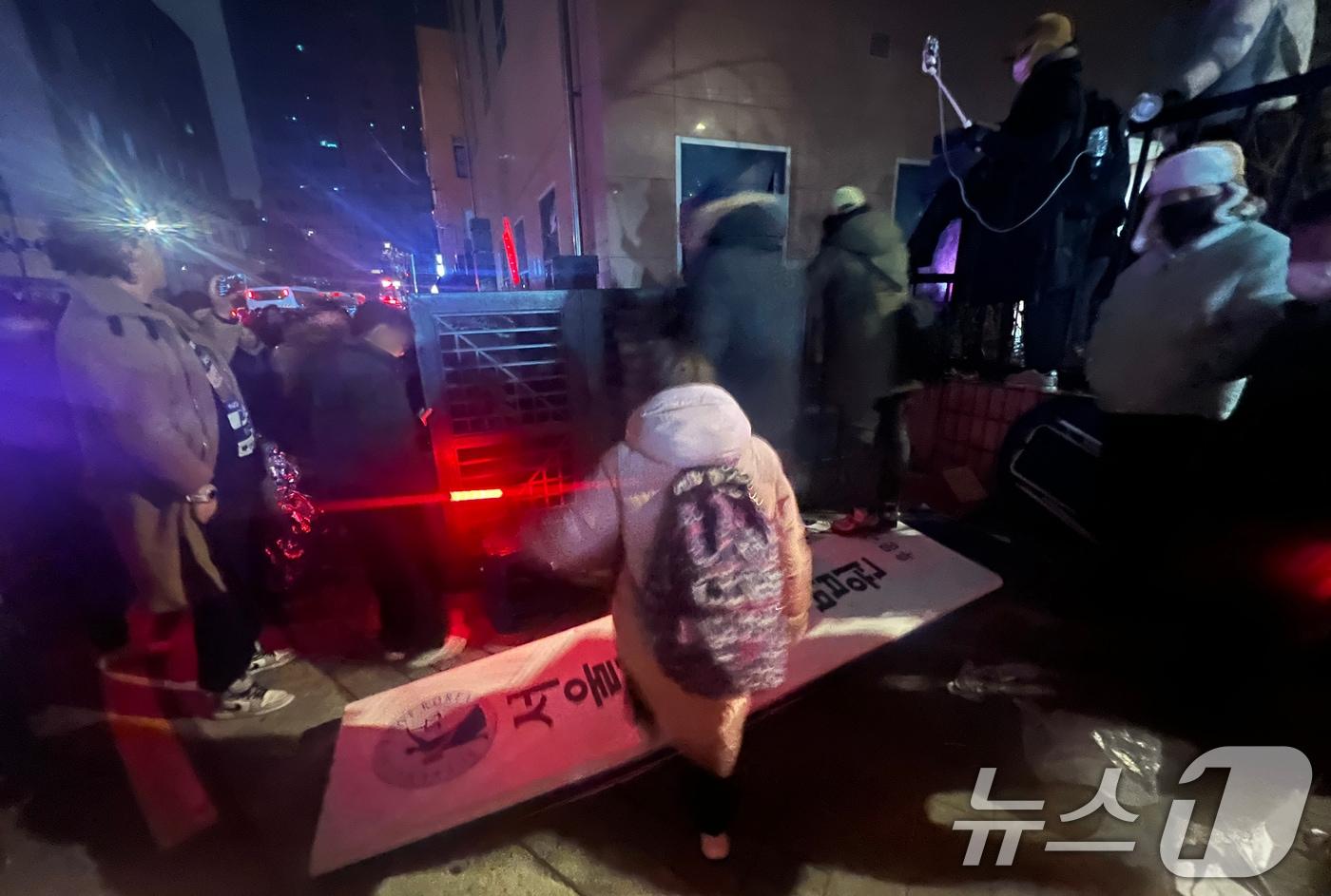 지난 1월 19일 새벽 윤석열 대통령에 대한 구속영장이 발부되자 서울 서부지법에 지지자들이 진입해 난동을 부리고 있다. 2025.1.19/뉴스1 ⓒ News1 김민수 기자