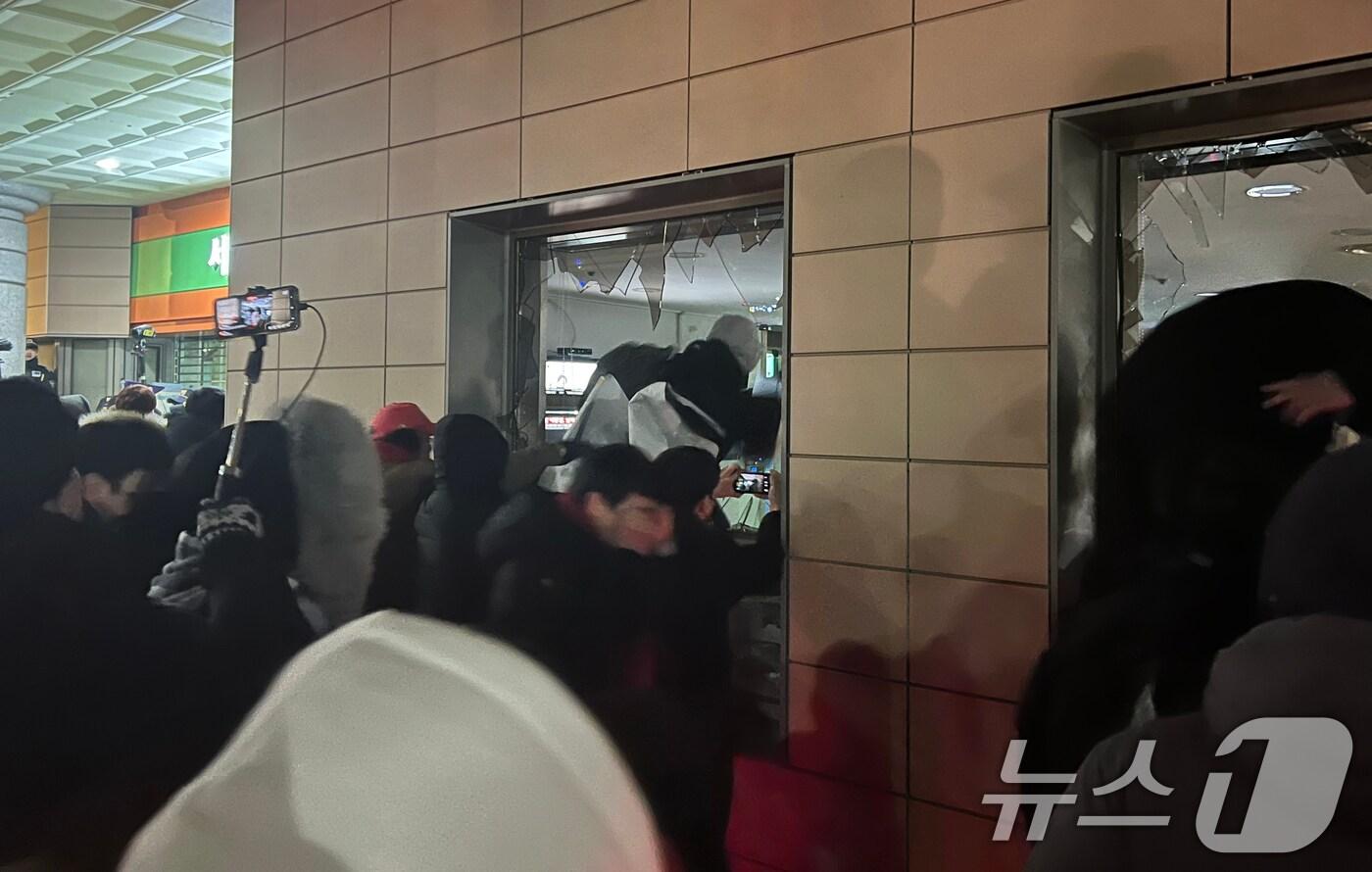 본문 이미지 - 19일 새벽 윤석열 대통령에 대한 구속영장이 발부되자 서울 서부지법에 지지자들이 진입해 난동을 부리고 있다. 2025.1.19/뉴스1 ⓒ News1 김민수 기자