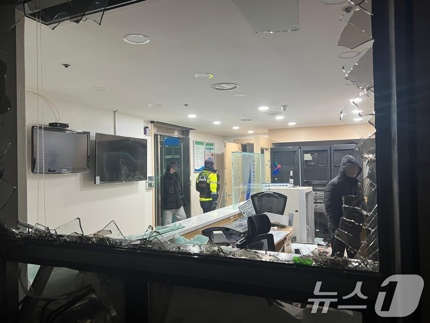 본문 이미지 - 19일 새벽 윤석열 대통령에 대한 구속영장이 발부되자 서울 서부지법에 지지자들이 진입해 난동을 부리자 경찰이 진압에 나서고 있다. 2025.1.19/뉴스1 ⓒ News1 김민수 기자