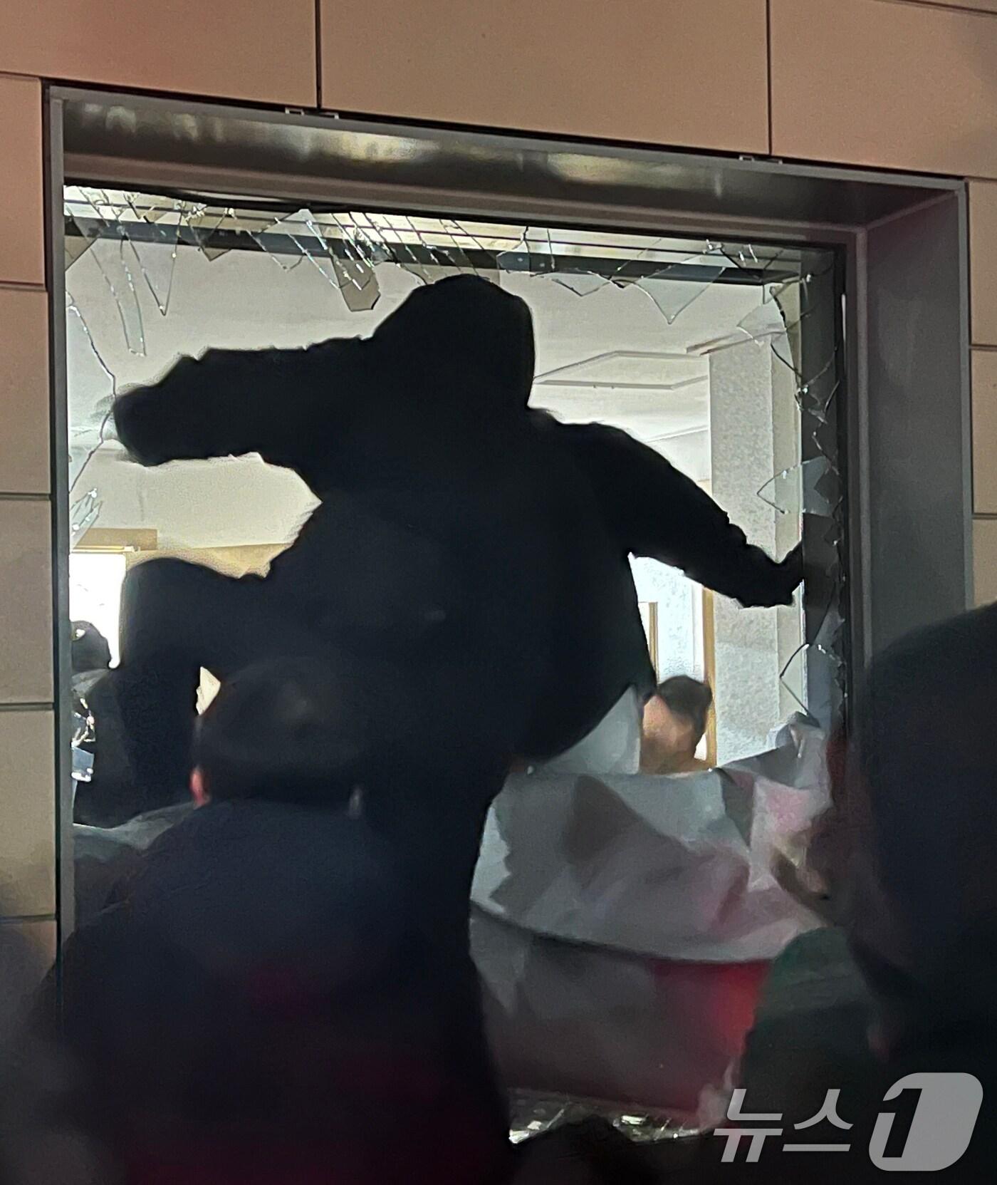 본문 이미지 - 19일 새벽 윤석열 대통령에 대한 구속영장이 발부되자 서울 서부지법에 지지자들이 진입해 난동을 부리고 있다. 2025.1.19/뉴스1 ⓒ News1 김민수 기자