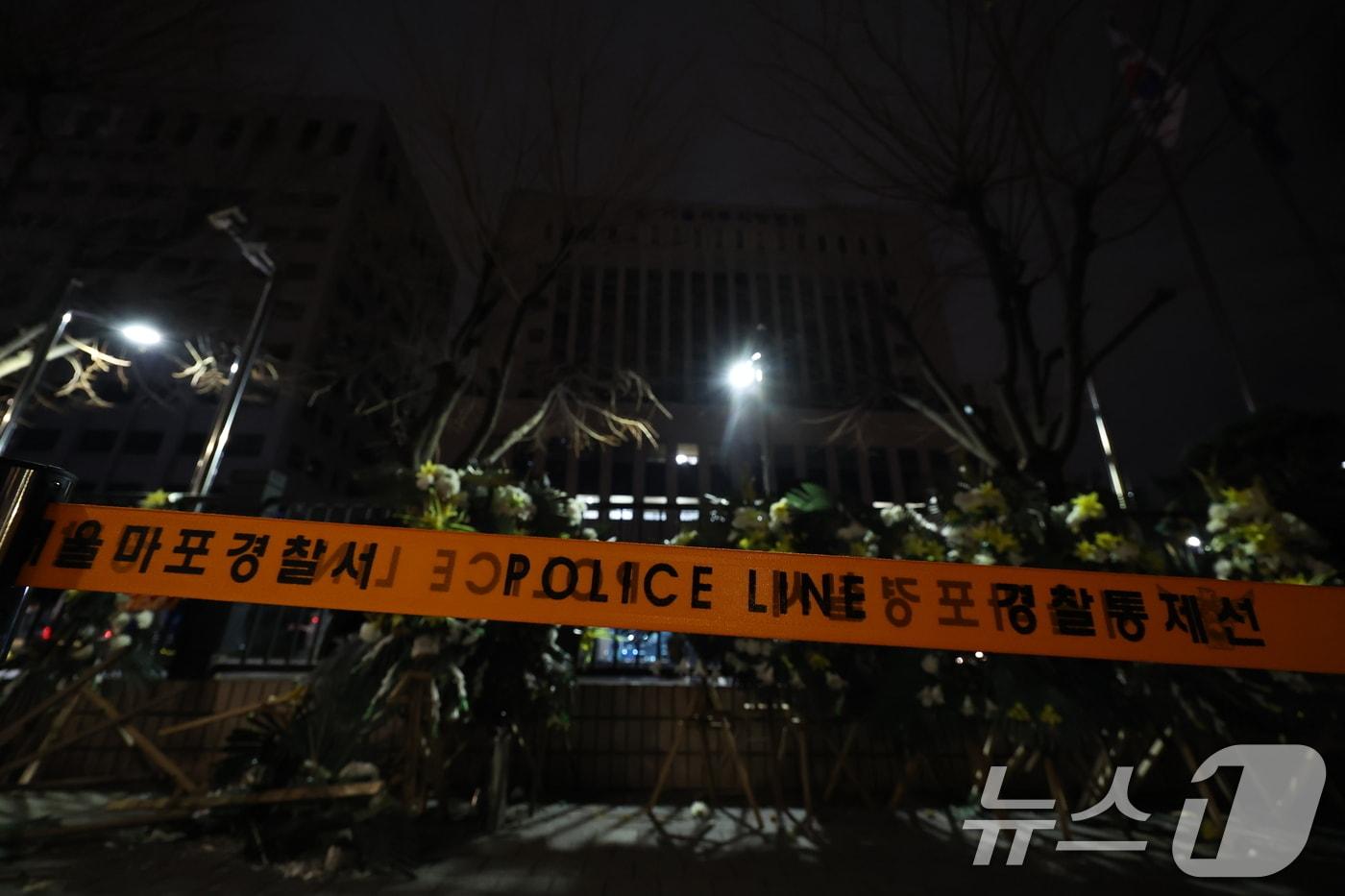 본문 이미지 - 지난해 1월 '서부지법 난동 사태' 당시 통제된 서울서부지방법원의 모습. 2025.1.19 ⓒ 뉴스1 민경석 기자