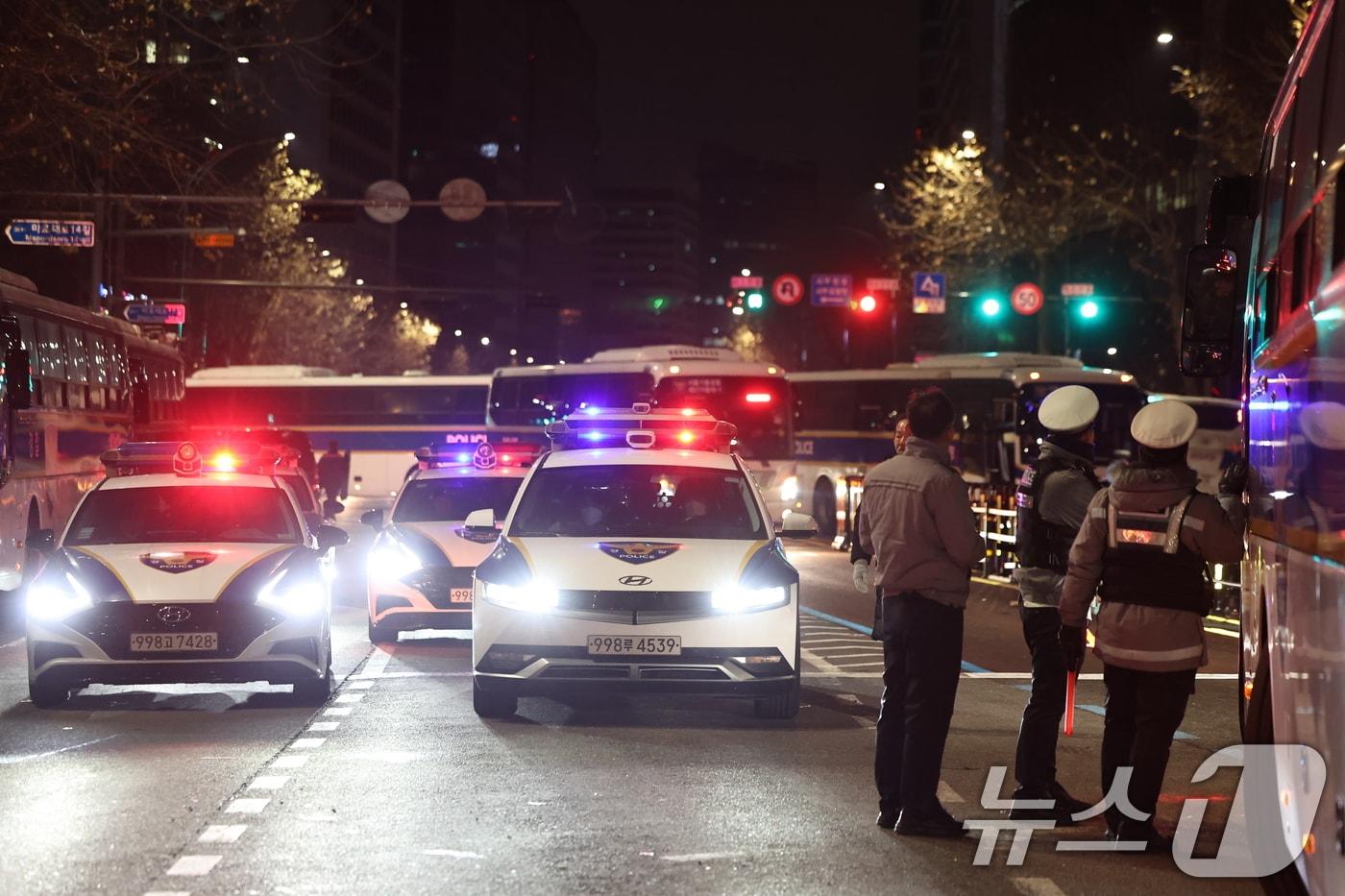 19일 새벽 윤석열 대통령에 대한 구속영장 발부 소식에 서울 서부지법에 지지자들이 진입해 난동을 부려 진압을 위해 경찰병력이 집결하고 있다. 2025.1.19/뉴스1 ⓒ News1 민경석 기자