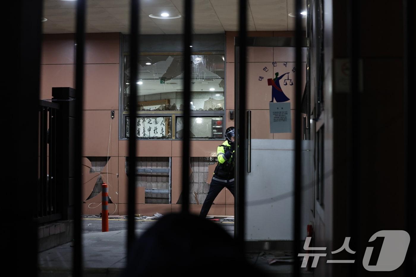 19일 새벽 윤석열 대통령에 대한 구속영장 발부 소식에 서울 서부지법에 지지자들이 진입해 난동을 부려 유리창과 외벽이 깨져 있다. 2025.1.19/뉴스1 ⓒ News1 민경석 기자