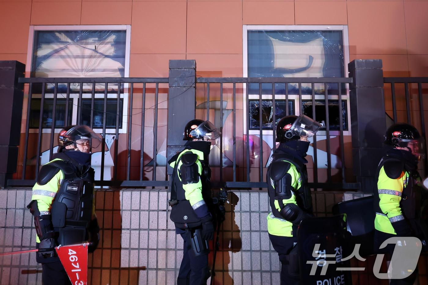 19일 새벽 서울 마포구 서울서부지방법원에 윤석열 대통령에 대한 구속영장 발부 소식에 격분한 윤 대통령 지지자들이 난입해 유리창과 법원 건물 벽면 등을 파손한 흔적이 남아 있다. 2025.1.19/뉴스1 ⓒ News1 민경석 기자