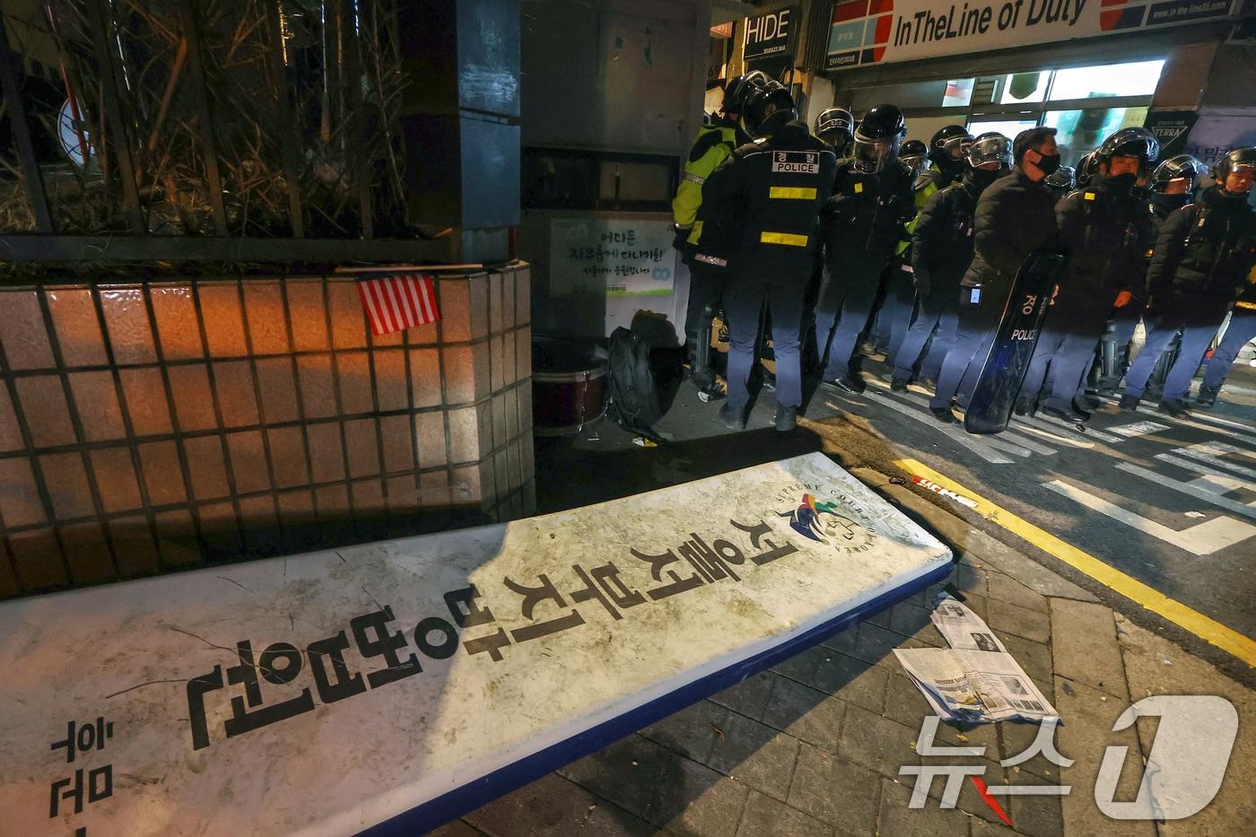 19일 새벽 서울 마포구 서울서부지방법원에 윤석열 대통령에 대한 구속영장 발부 소식에 격분한 윤 대통령 지지자들이 난입해 법원 현판을 훼손시켜 땅에 떨어져 있다. 2025.1.19/뉴스1 ⓒ News1 민경석 기자