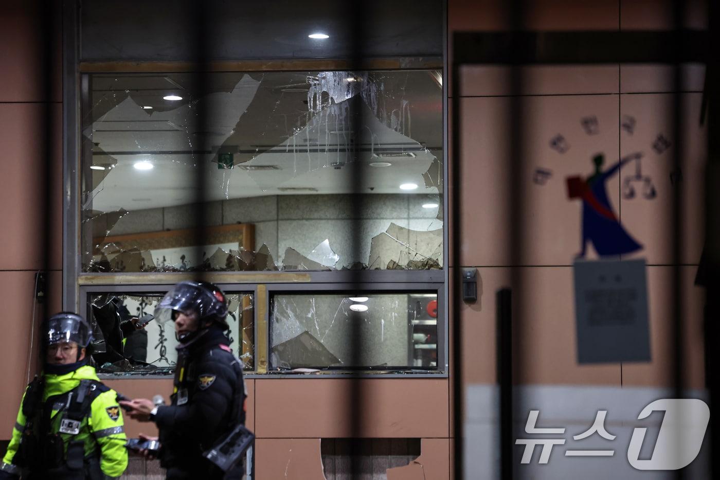 19일 새벽 서울 마포구 서울서부지방법원에 윤석열 대통령에 대한 구속영장 발부 소식에 격분한 윤 대통령 지지자들이 난입해 유리창과 법원 건물 벽면 등을 파손한 흔적이 남아 있다. 2025.1.19/뉴스1 ⓒ News1 민경석 기자
