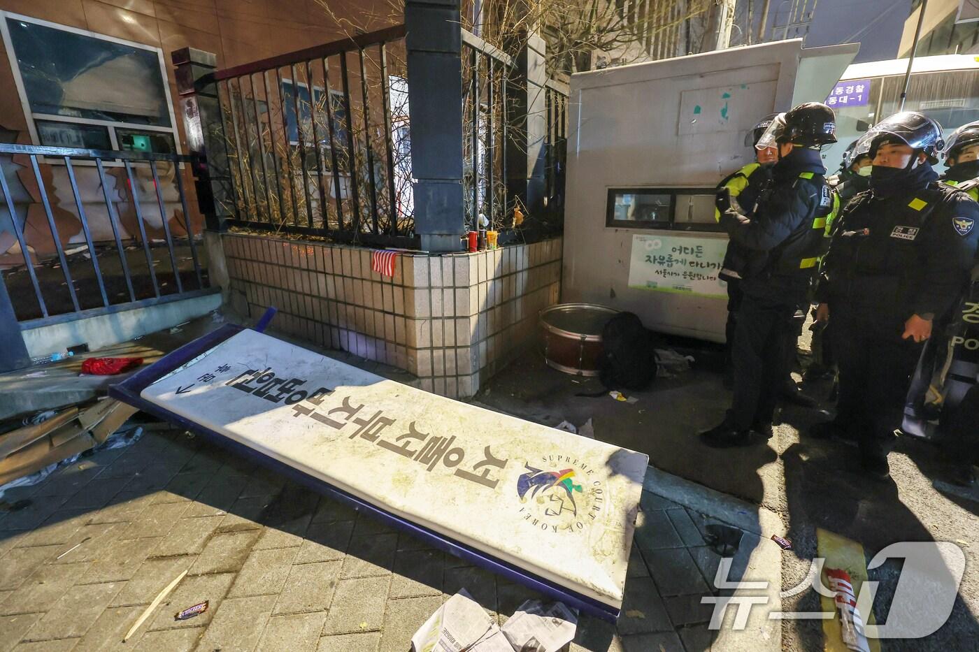 19일 새벽 서울 마포구 서울서부지방법원에 윤석열 대통령에 대한 구속영장 발부 소식에 격분한 윤 대통령 지지자들이 난입해 법원 현판을 훼손시켜 땅에 떨어져 있다. 2025.1.19/뉴스1 ⓒ News1 민경석 기자