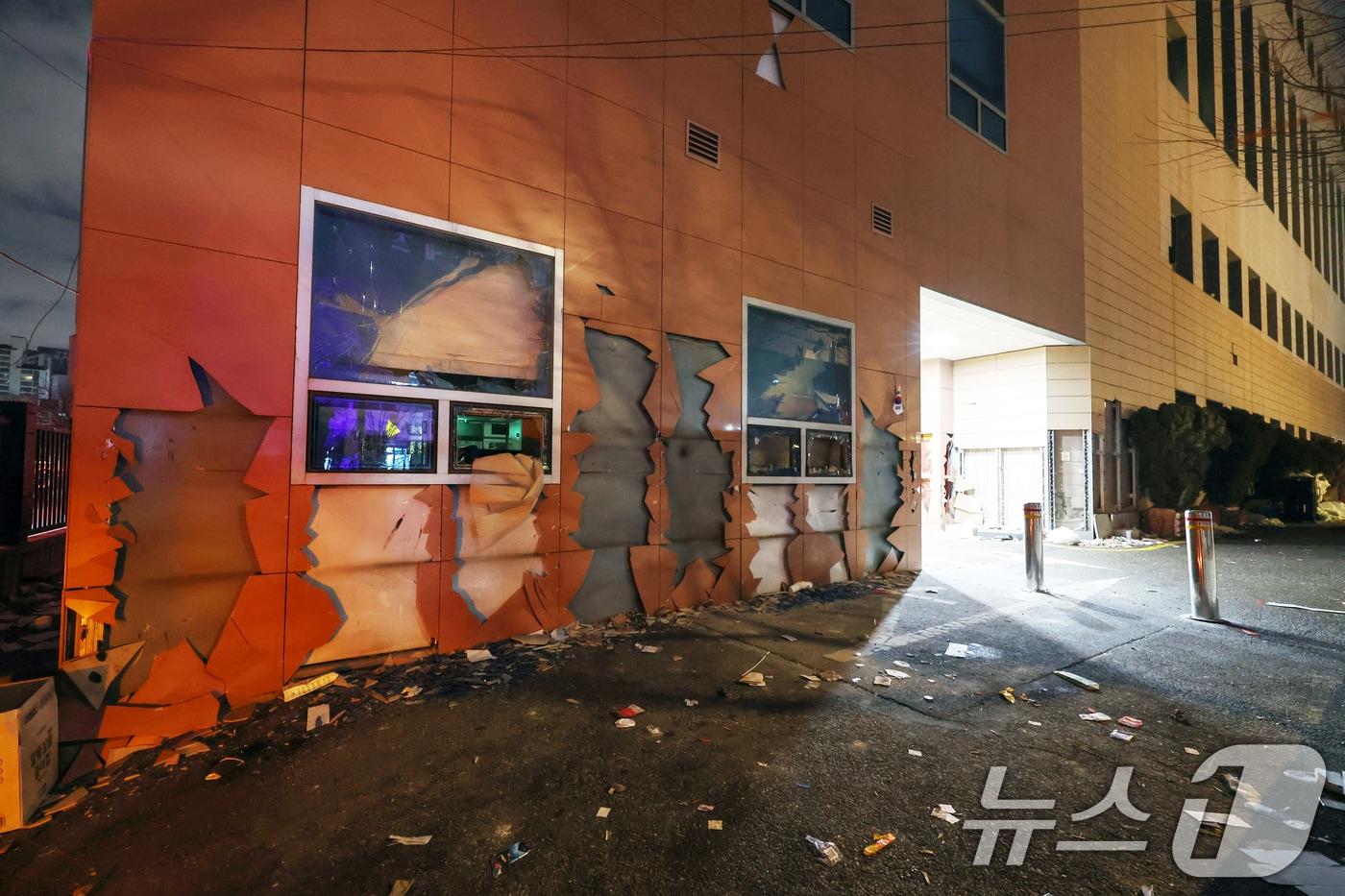 19일 새벽 서울 마포구 서울서부지방법원에 윤석열 대통령에 대한 구속영장 발부 소식에 격분한 윤 대통령 지지자들이 난입해 유리창과 법원 건물 벽면 등을 파손한 흔적이 남아 있다. 2025.1.19/뉴스1 ⓒ News1 민경석 기자