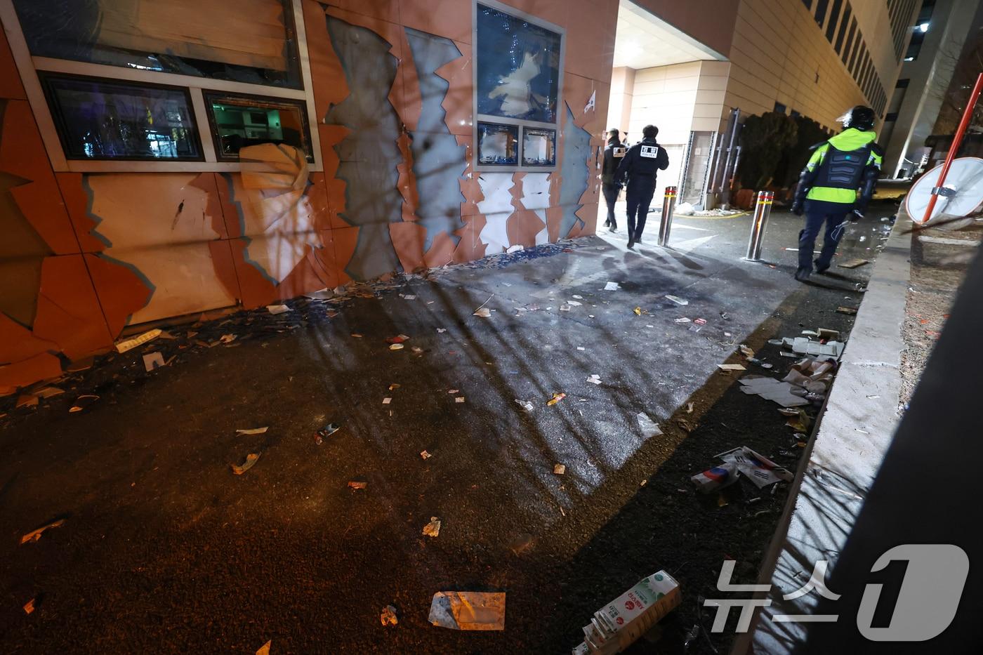 본문 이미지 - 19일 새벽 서울 마포구 서울서부지방법원에 윤석열 대통령에 대한 구속영장 발부 소식에 격분한 윤 대통령 지지자들이 난입해 유리창과 법원 건물 벽면 등을 파손한 흔적이 남아 있다. 2025.1.19/뉴스1 ⓒ News1 민경석 기자